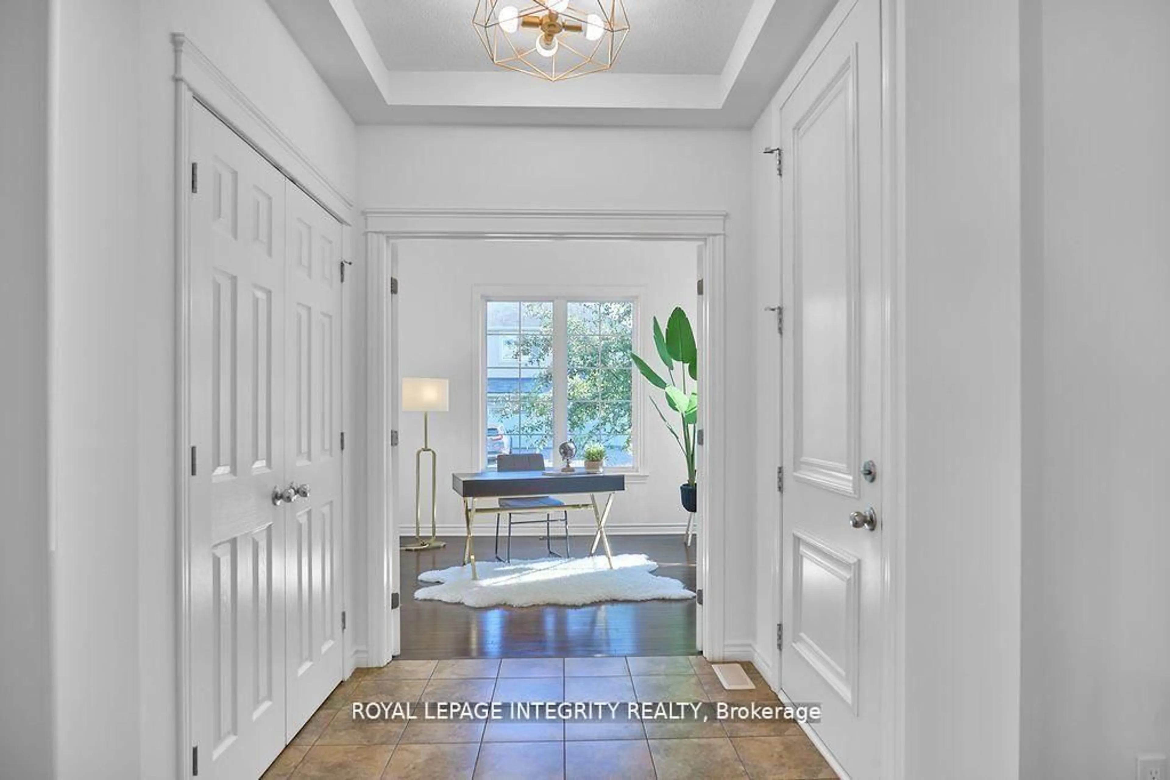 Indoor entryway for 904 Nettleship Crt, Kanata Ontario K2T 0E9