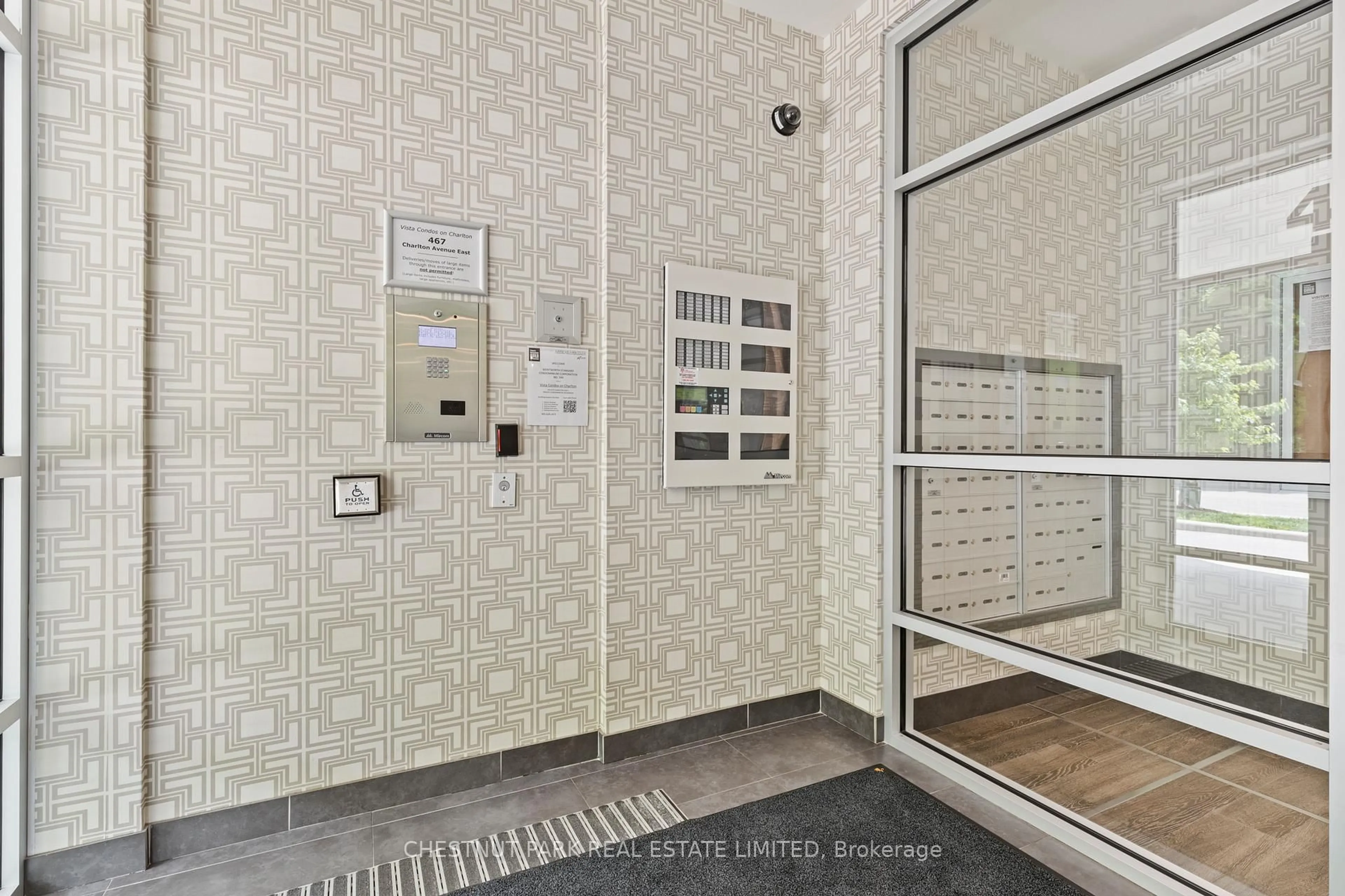 Indoor foyer for 467 Charlton Ave #15, Hamilton Ontario L8N 0B3