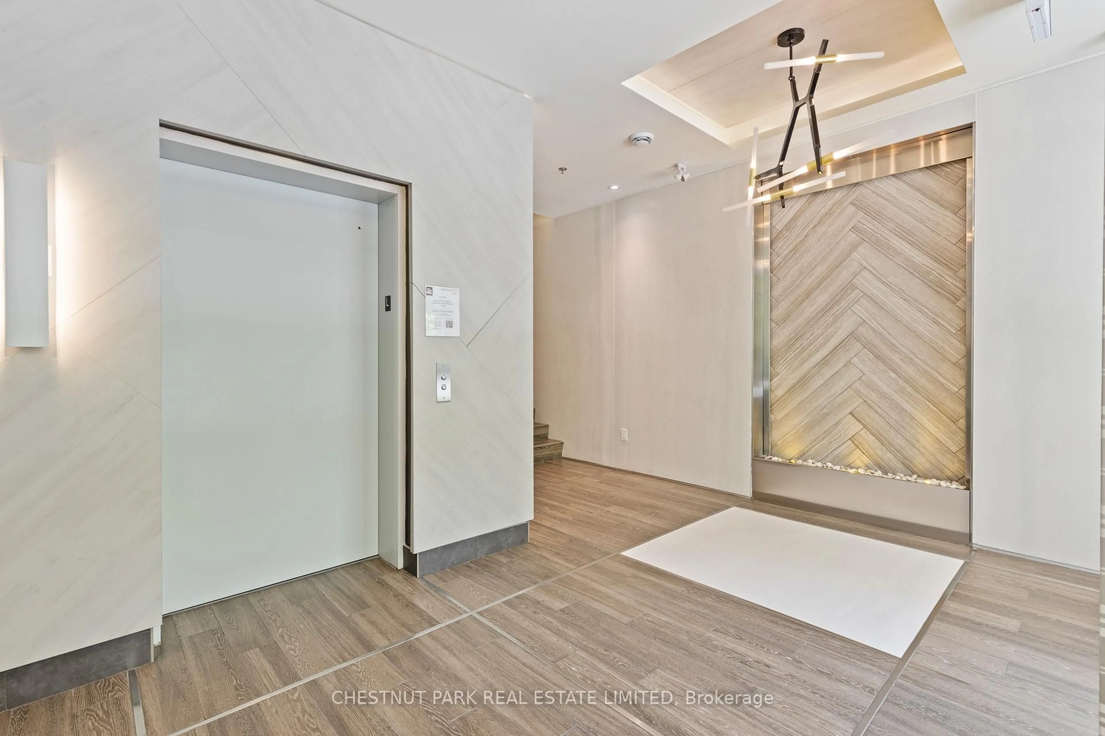 Indoor foyer for 467 Charlton Ave #15, Hamilton Ontario L8N 0B3