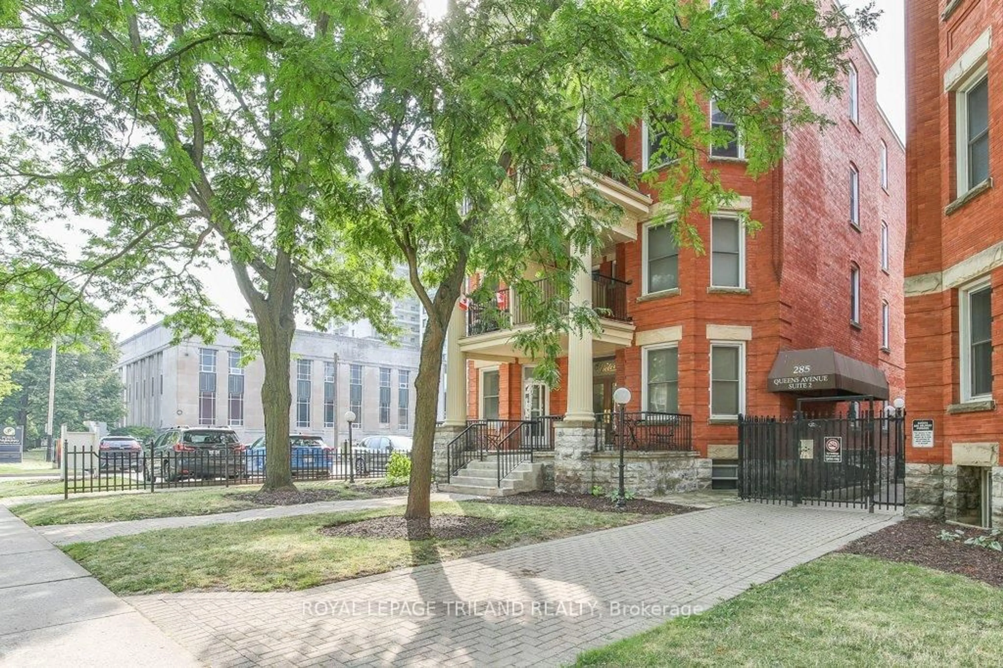 Patio, street for 285 QUEENS Ave #101, London East Ontario N6B 1X2