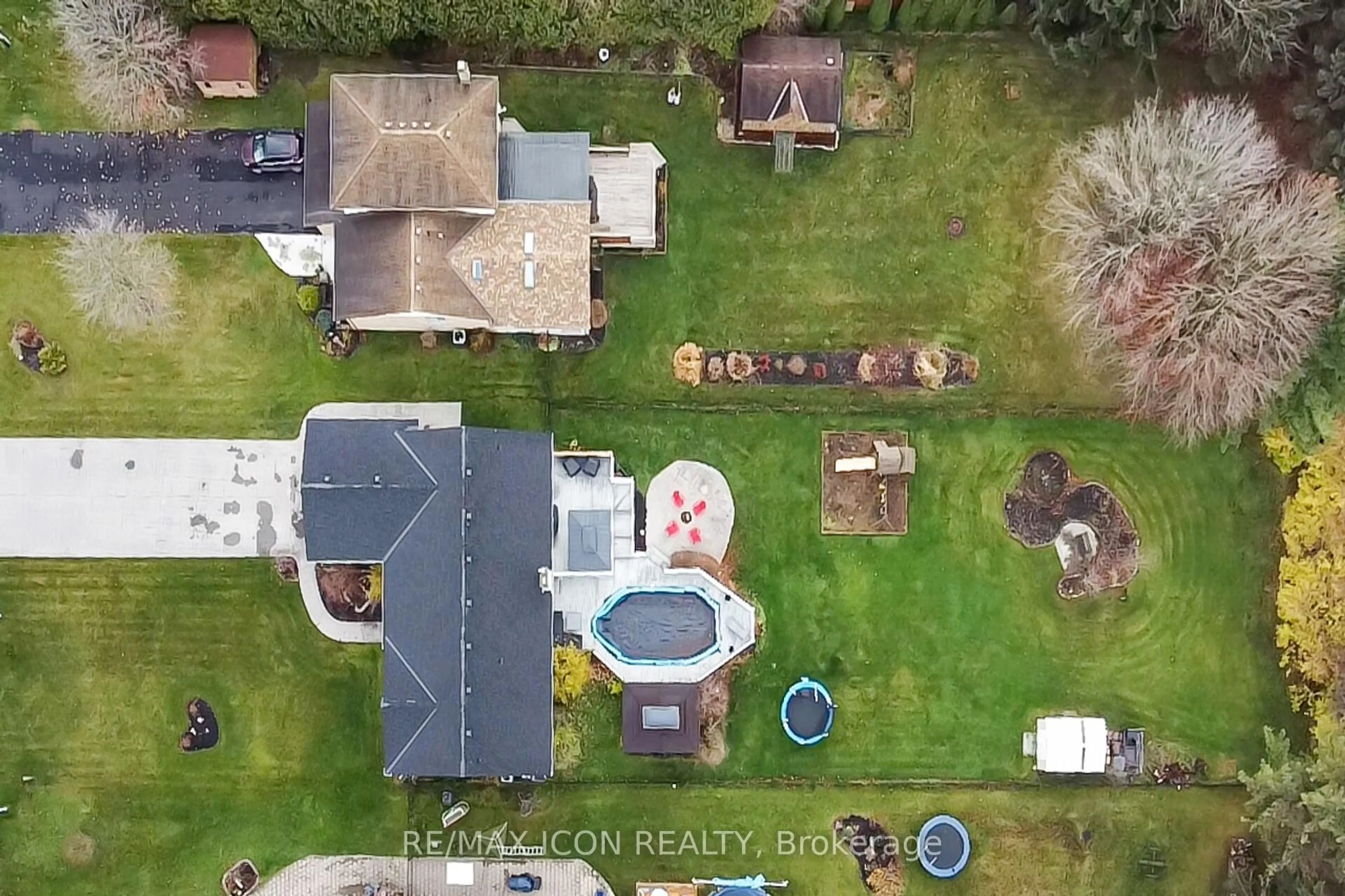 A pic from outside/outdoor area/front of a property/back of a property/a pic from drone, unknown for 253 Minnie St, Thames Centre Ontario N0L 1G3