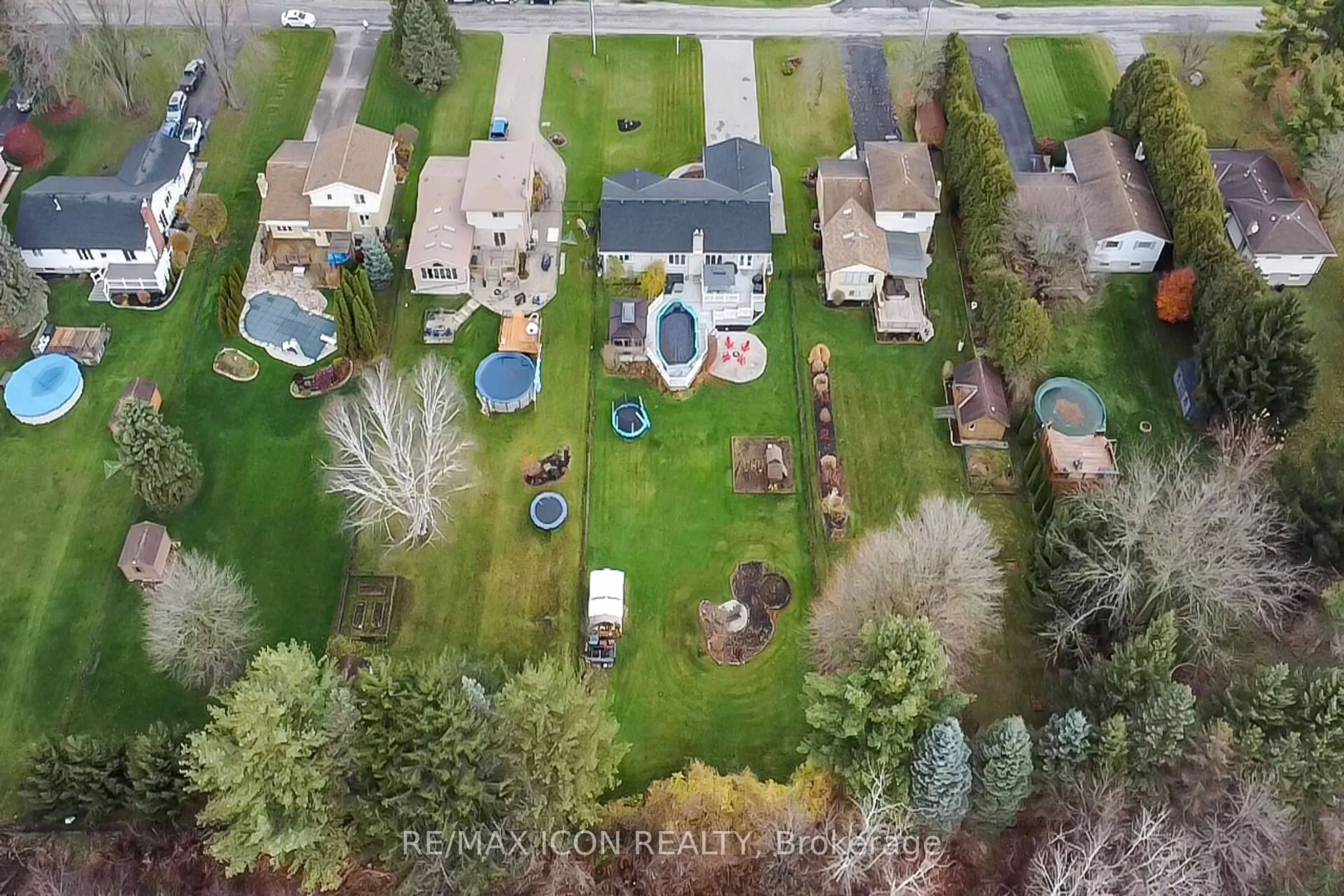 A pic from outside/outdoor area/front of a property/back of a property/a pic from drone, street for 253 Minnie St, Thames Centre Ontario N0L 1G3