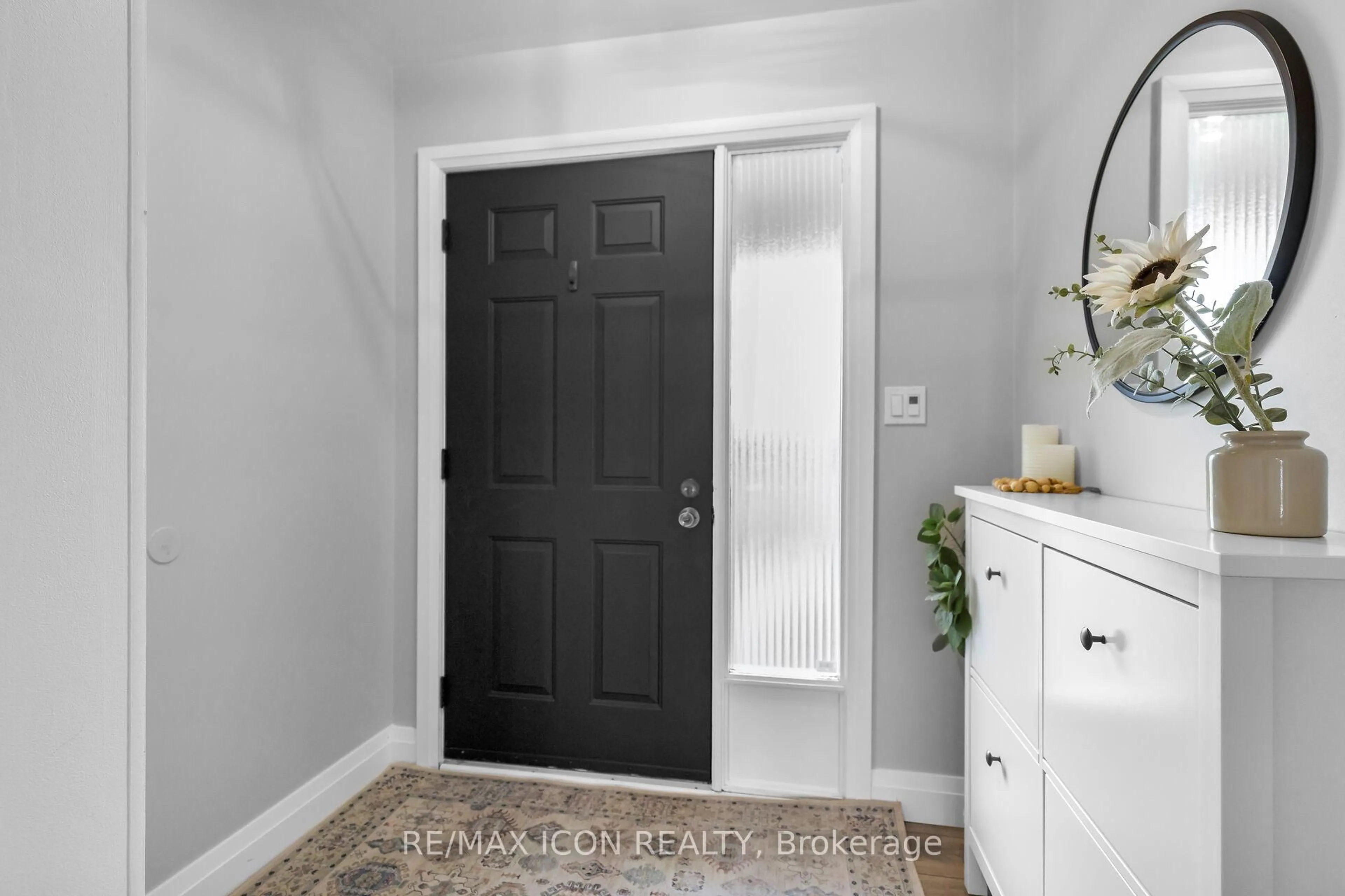 Indoor entryway for 253 Minnie St, Thames Centre Ontario N0L 1G3