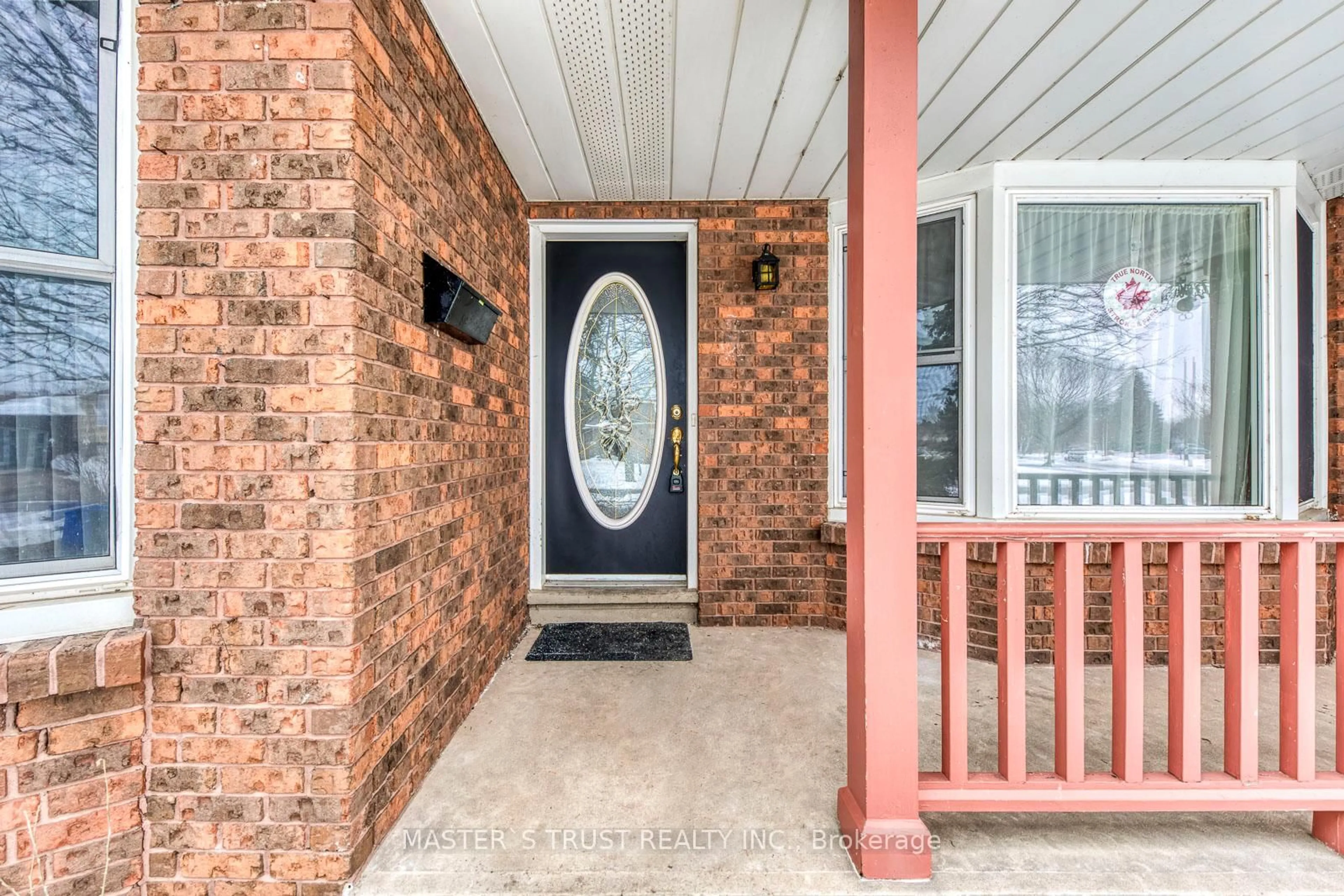 Indoor entryway for 9 Bayshore Cres, St. Catharines Ontario L2N 5Y3