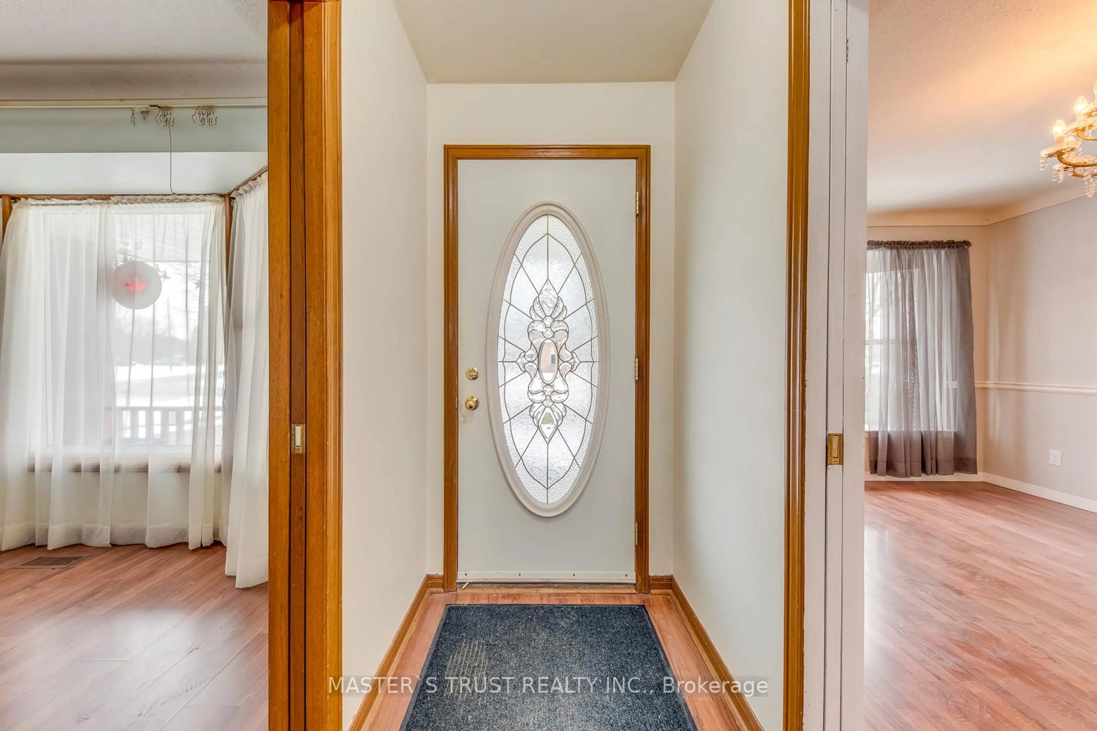 Indoor entryway for 9 Bayshore Cres, St. Catharines Ontario L2N 5Y3