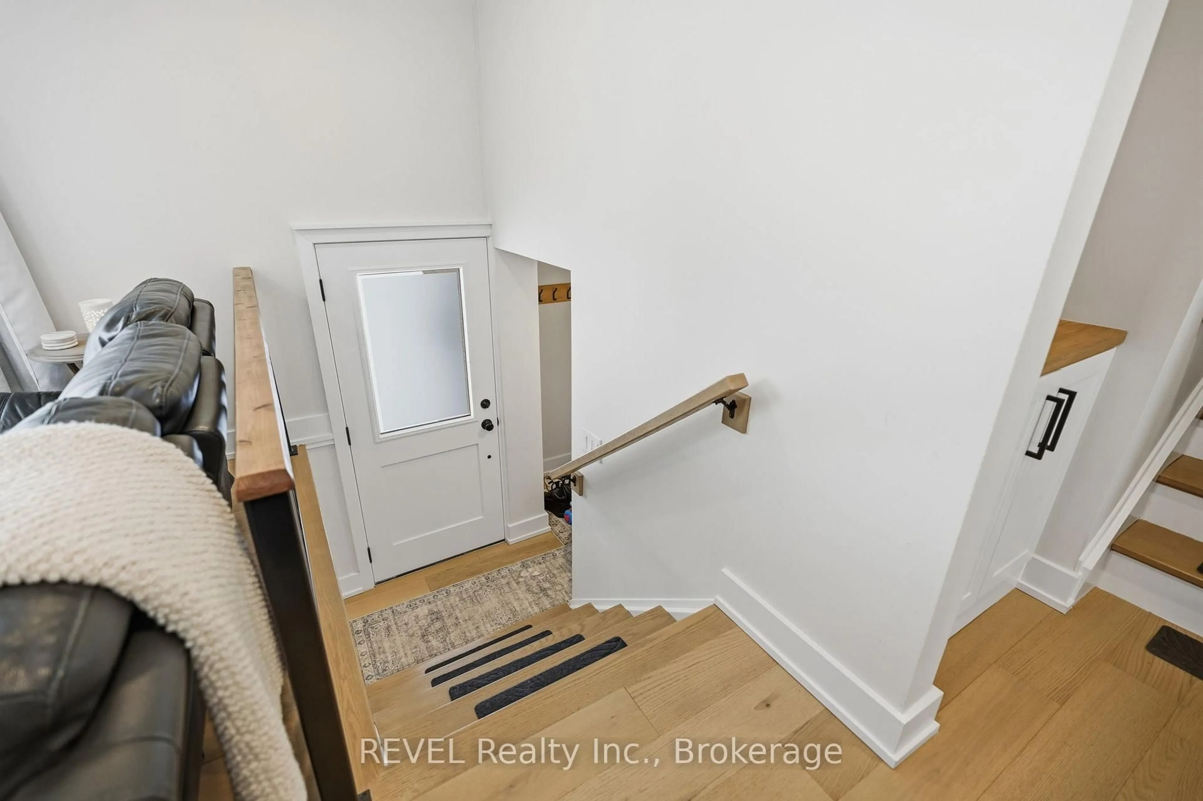 Indoor entryway for 1097 Pelham St, Pelham Ontario L3C 3E4