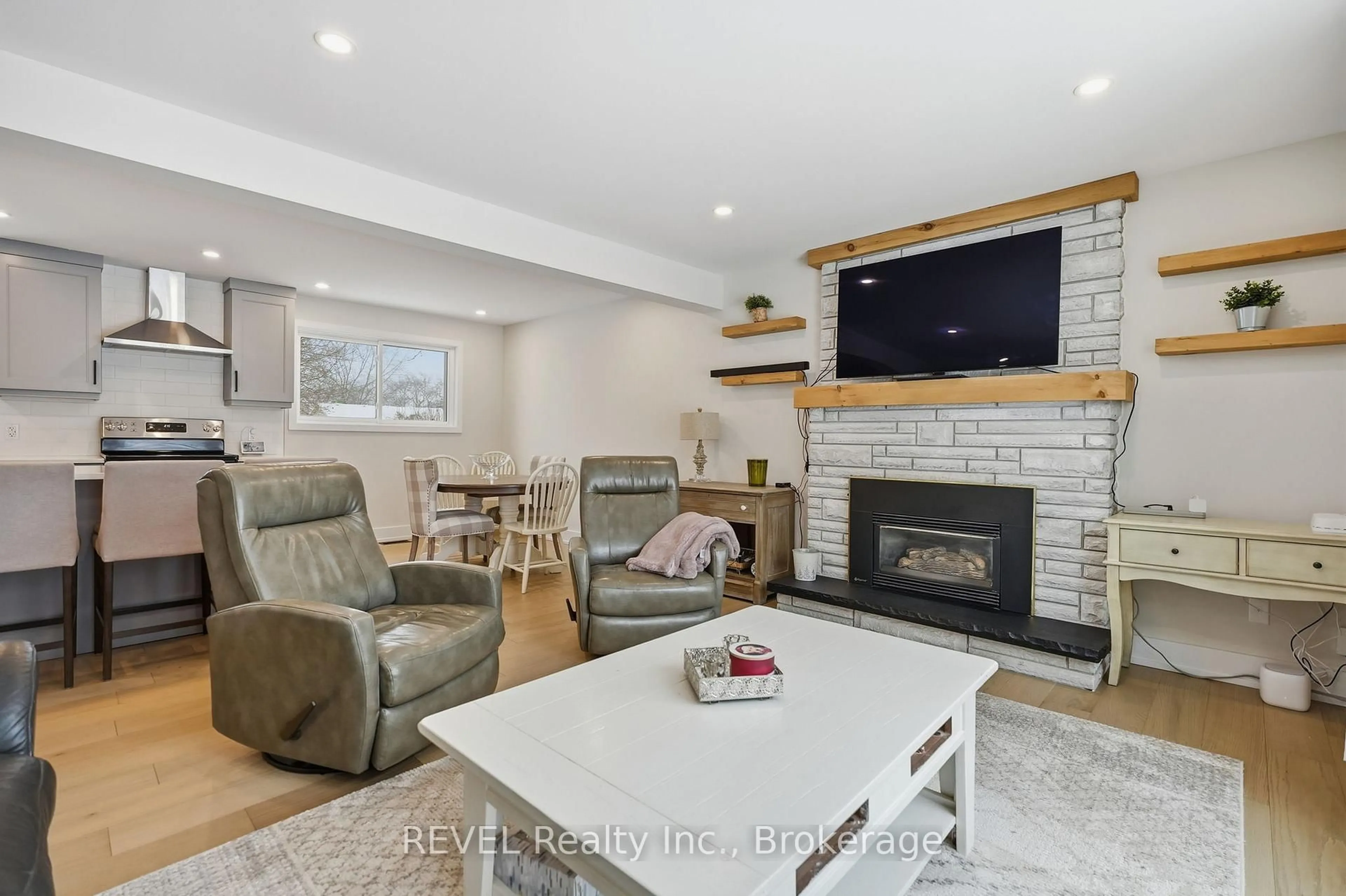 Living room with furniture, unknown for 1097 Pelham St, Pelham Ontario L3C 3E4