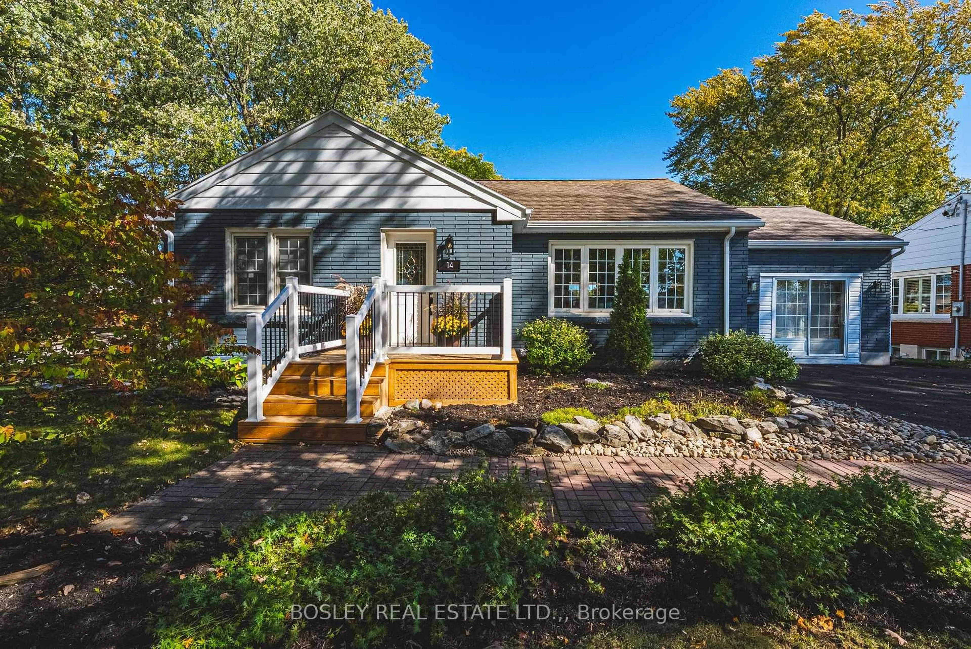 A pic from outside/outdoor area/front of a property/back of a property/a pic from drone, street for 14 Rosemount Dr, Welland Ontario L3C 2H3