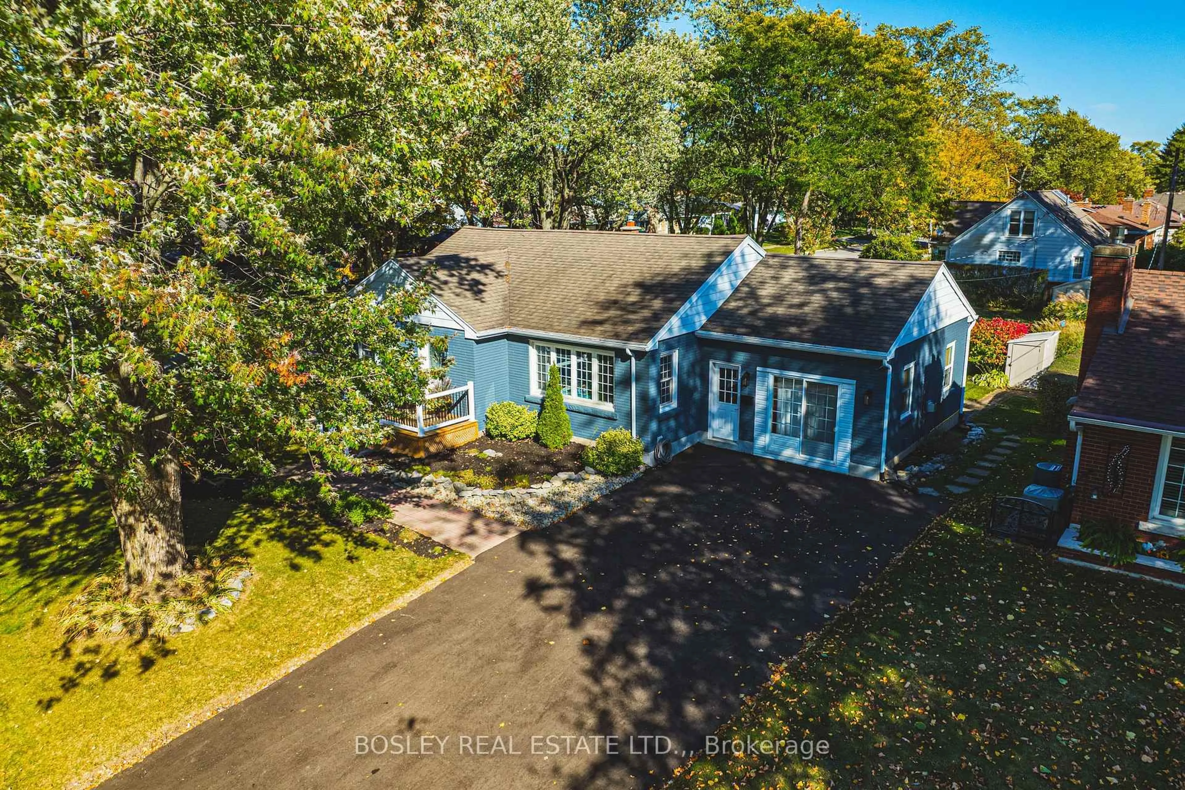 A pic from outside/outdoor area/front of a property/back of a property/a pic from drone, street for 14 Rosemount Dr, Welland Ontario L3C 2H3