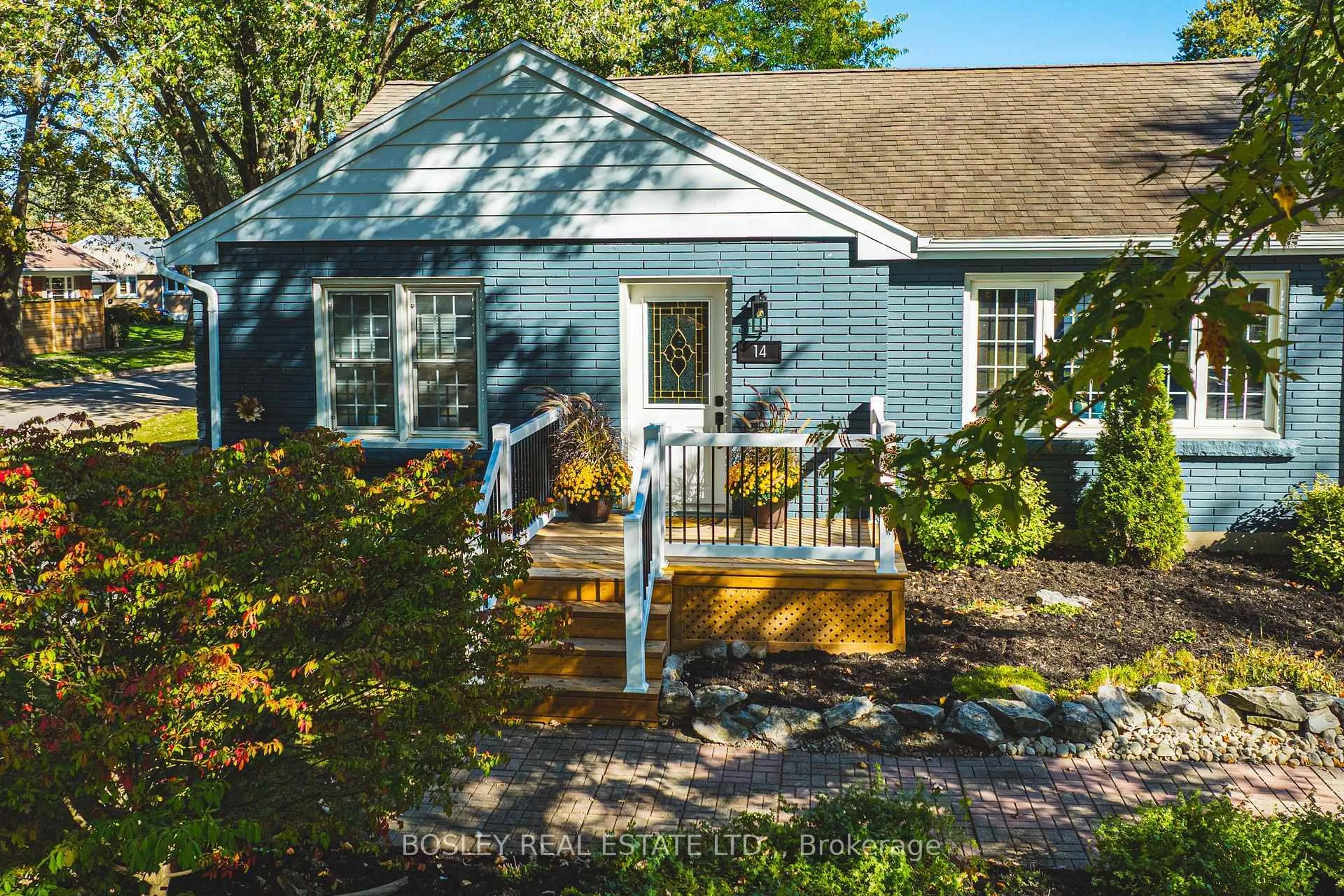 Home with vinyl exterior material, street for 14 Rosemount Dr, Welland Ontario L3C 2H3