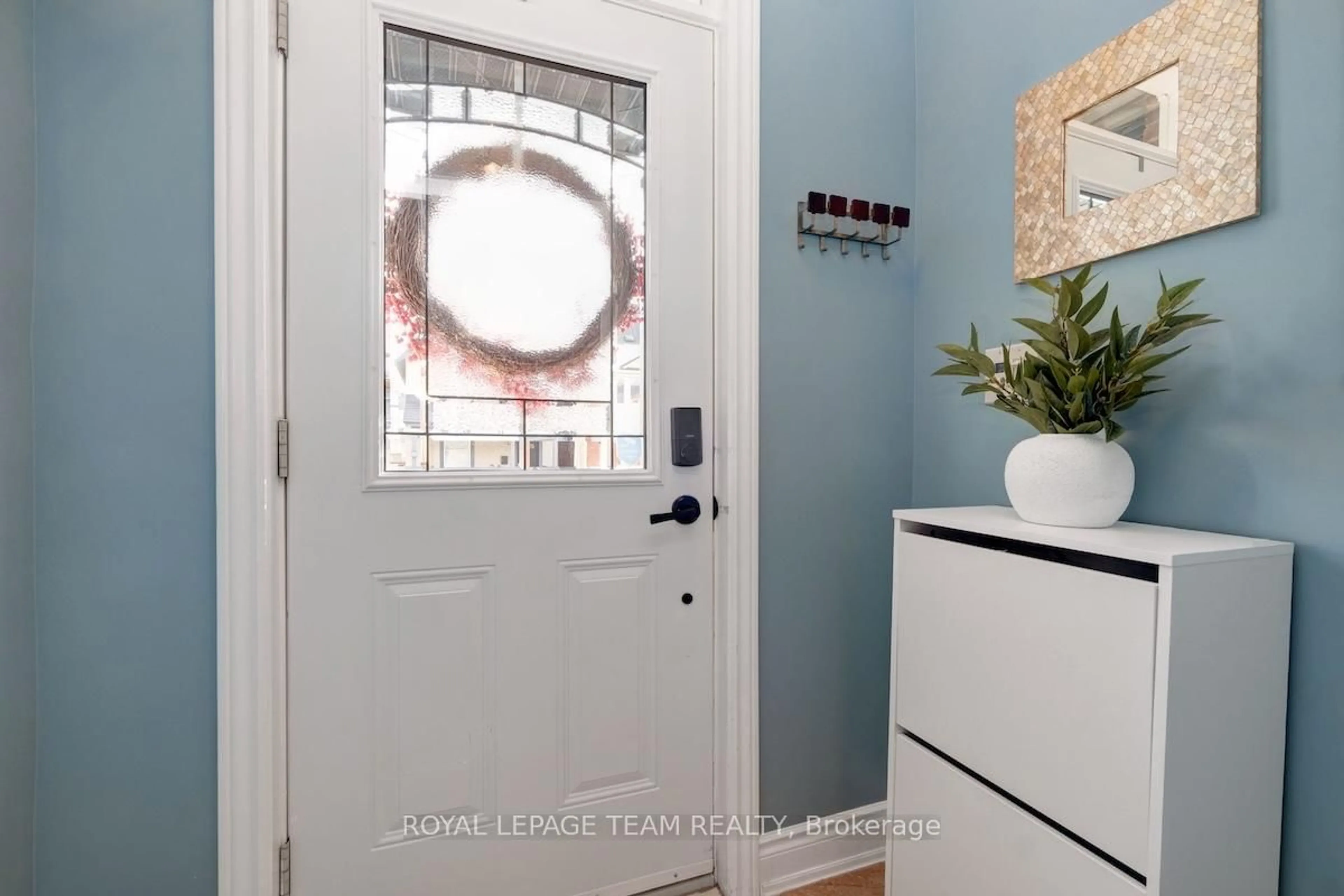 Indoor entryway for 281 Flora St, Ottawa Ontario K1R 5S1