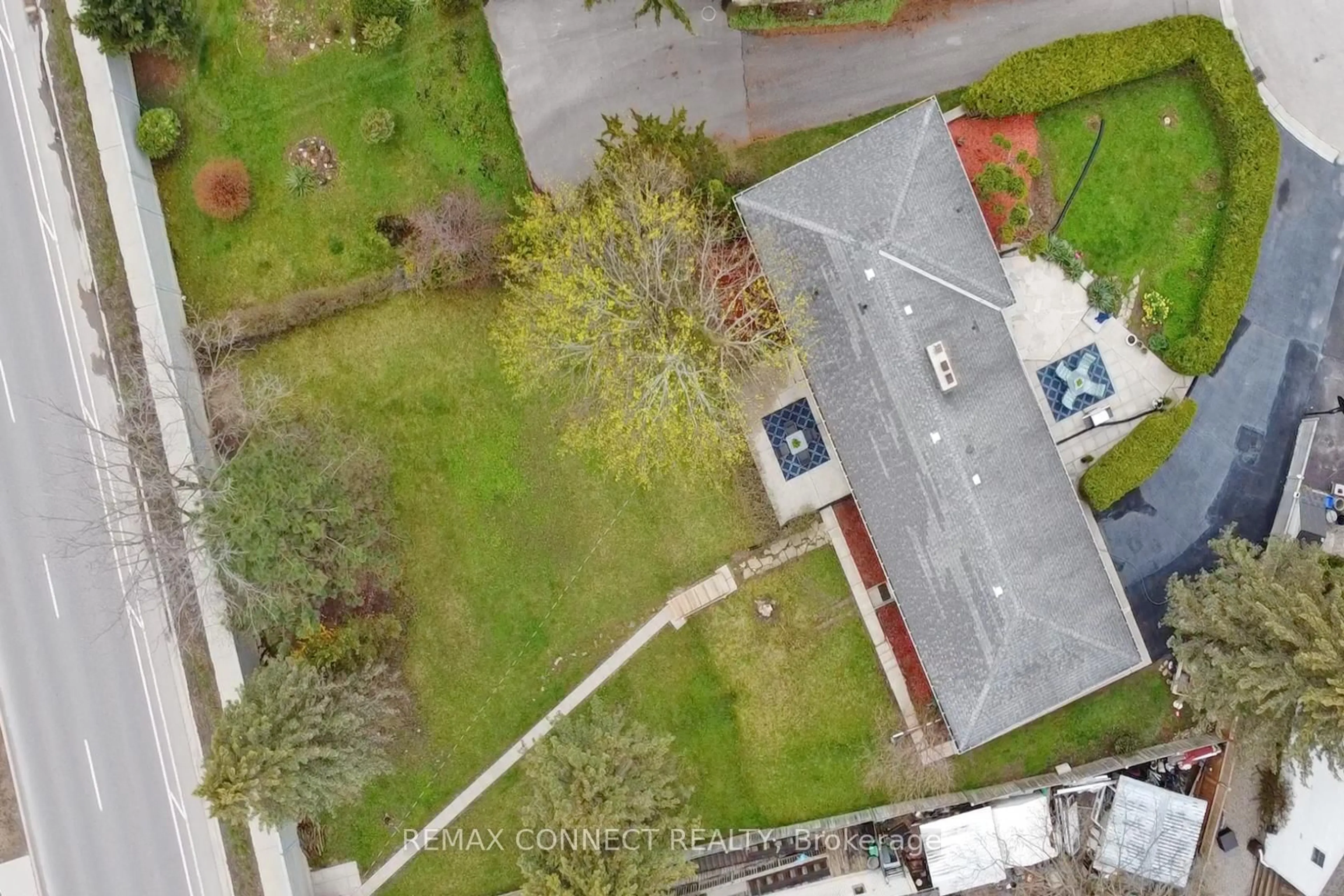 A pic from outside/outdoor area/front of a property/back of a property/a pic from drone, street for 6 Ranson Pl, London North Ontario N6G 1V6