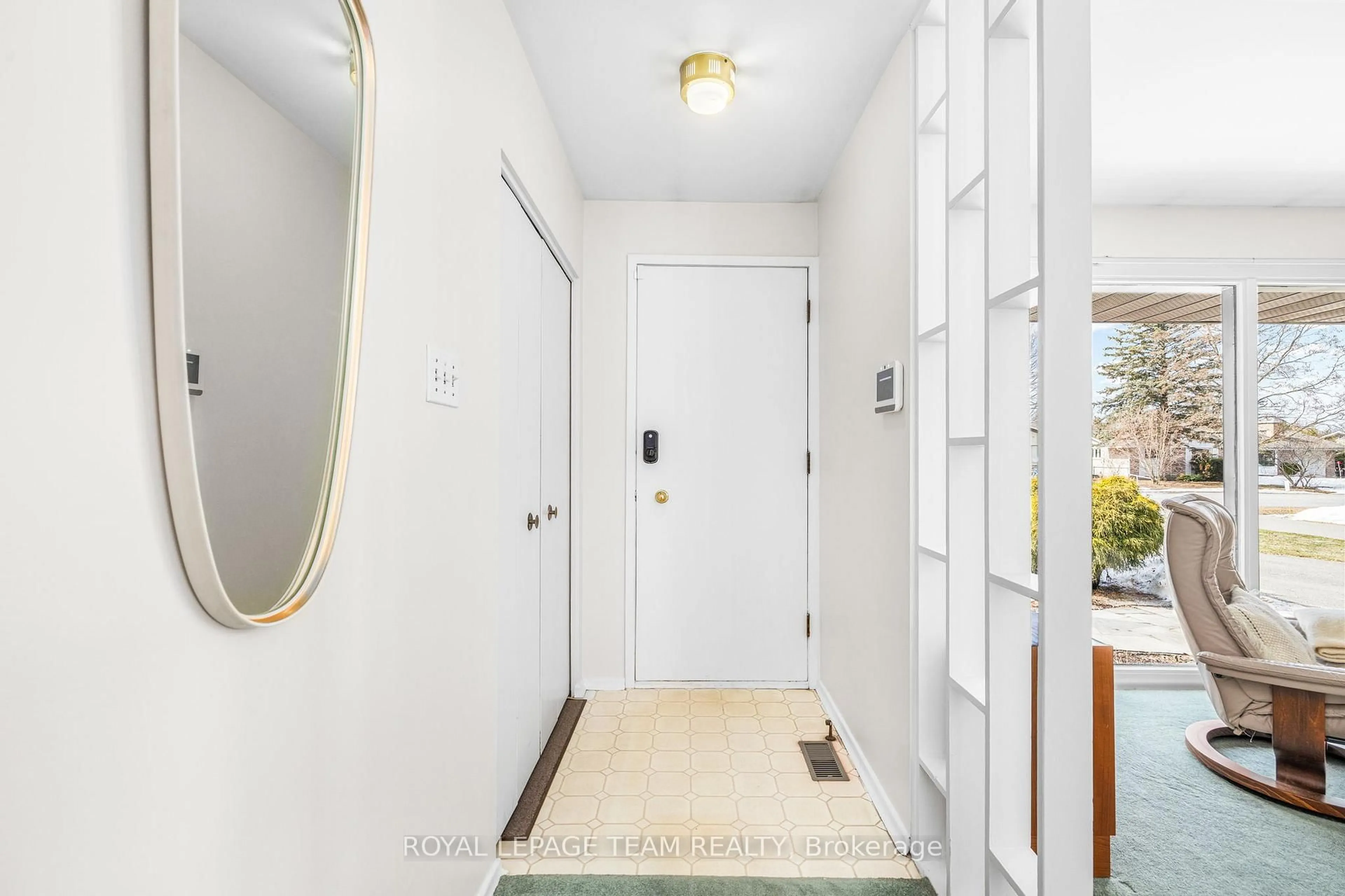 Indoor entryway for 35 Cherrywood Dr, Ottawa Ontario K2H 6H1