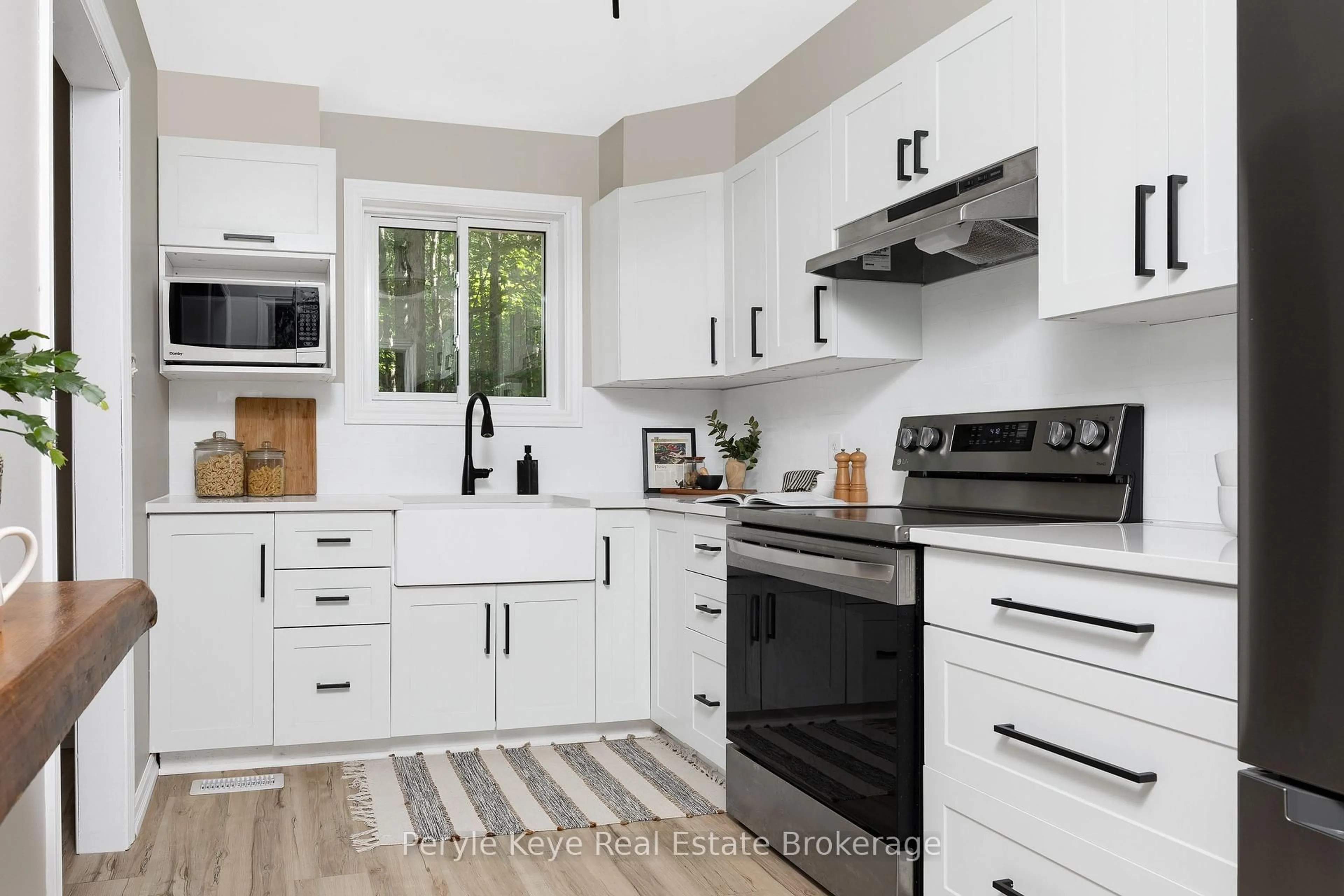 Open concept kitchen, ceramic/tile floor for 820 Manitoba St, Bracebridge Ontario P1L 1W9