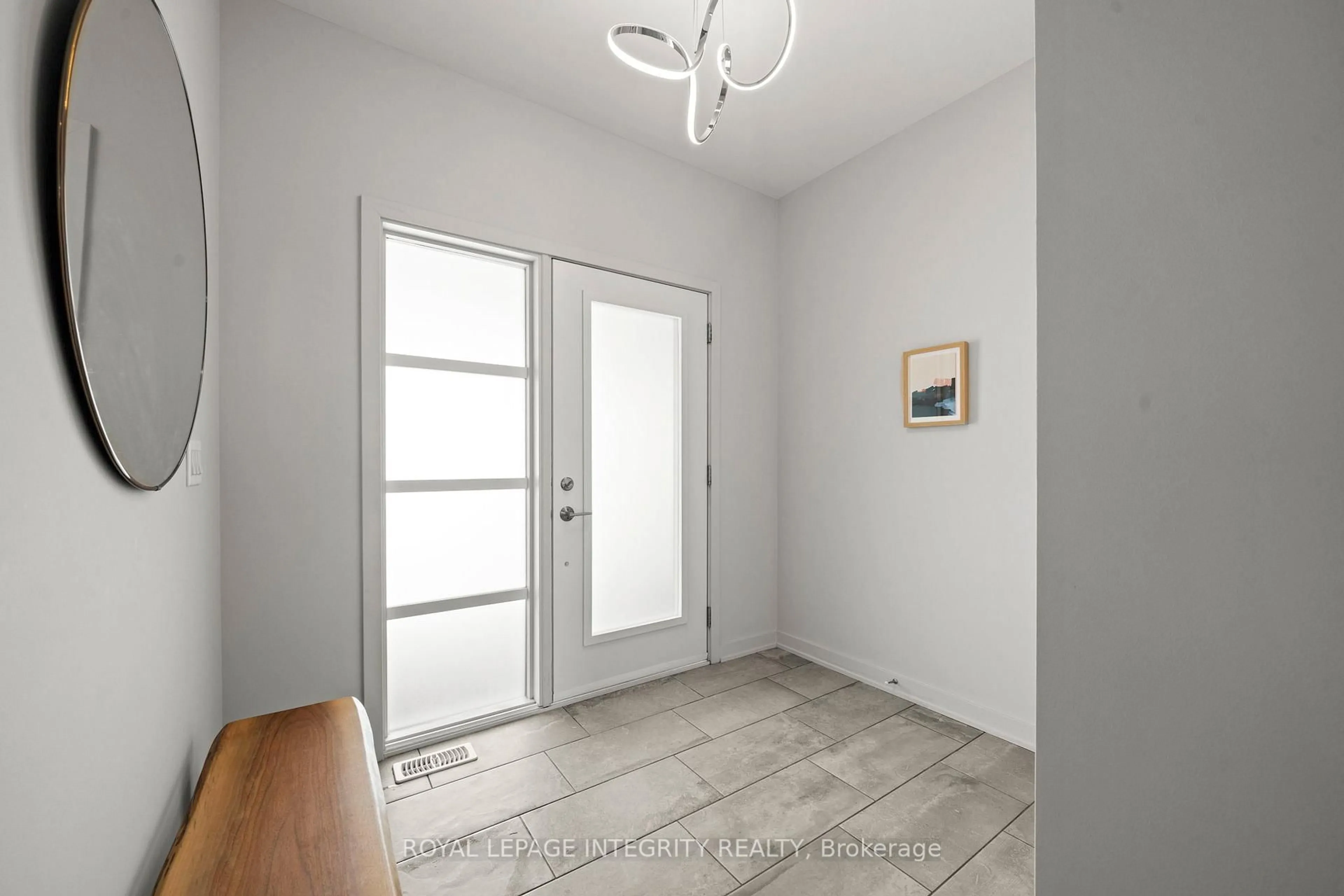 Indoor entryway for 110 Larimar Circ, Ottawa Ontario K1X 0B6