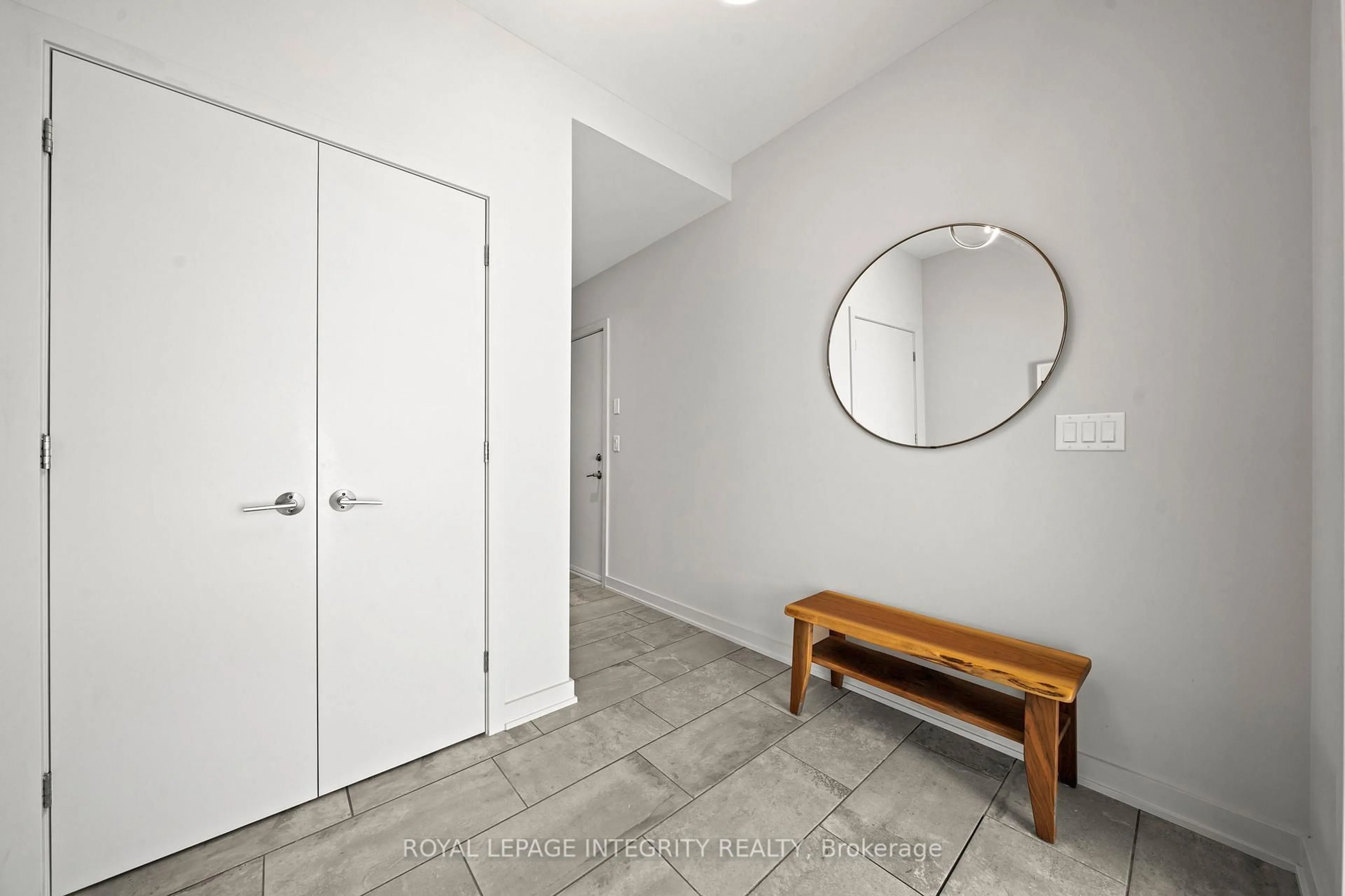 Indoor entryway for 110 Larimar Circ, Ottawa Ontario K1X 0B6