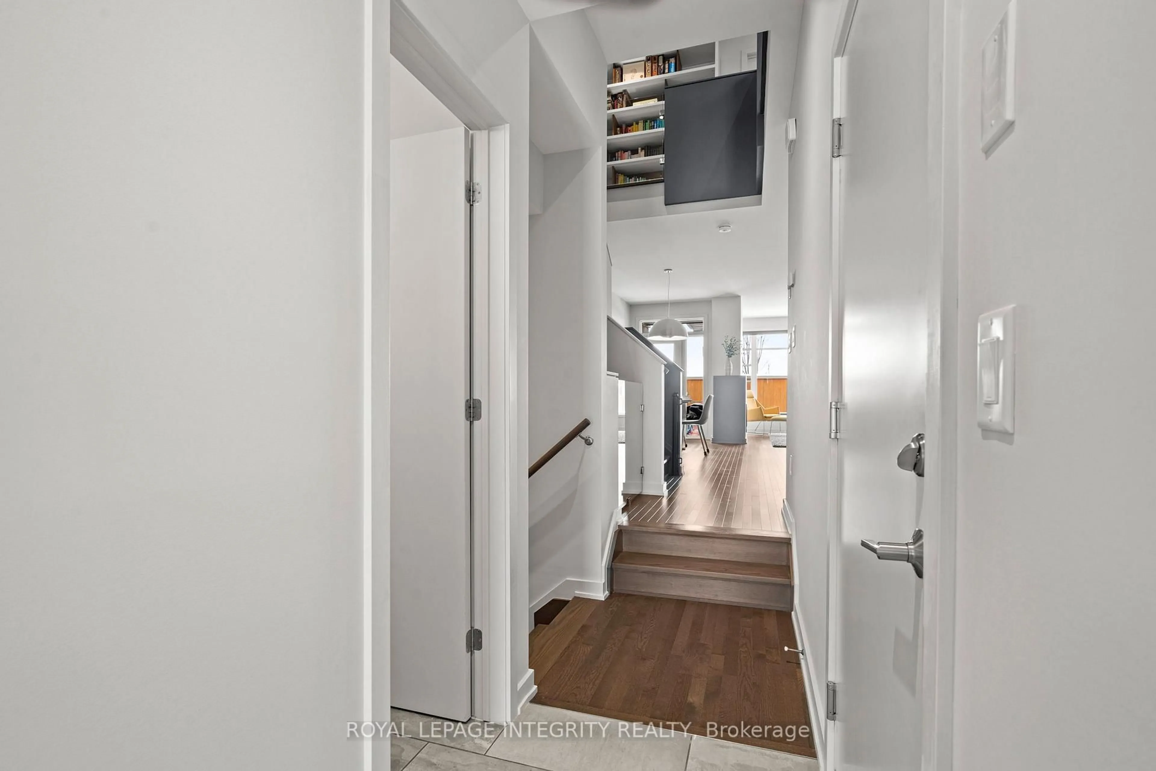 Indoor entryway for 110 Larimar Circ, Ottawa Ontario K1X 0B6