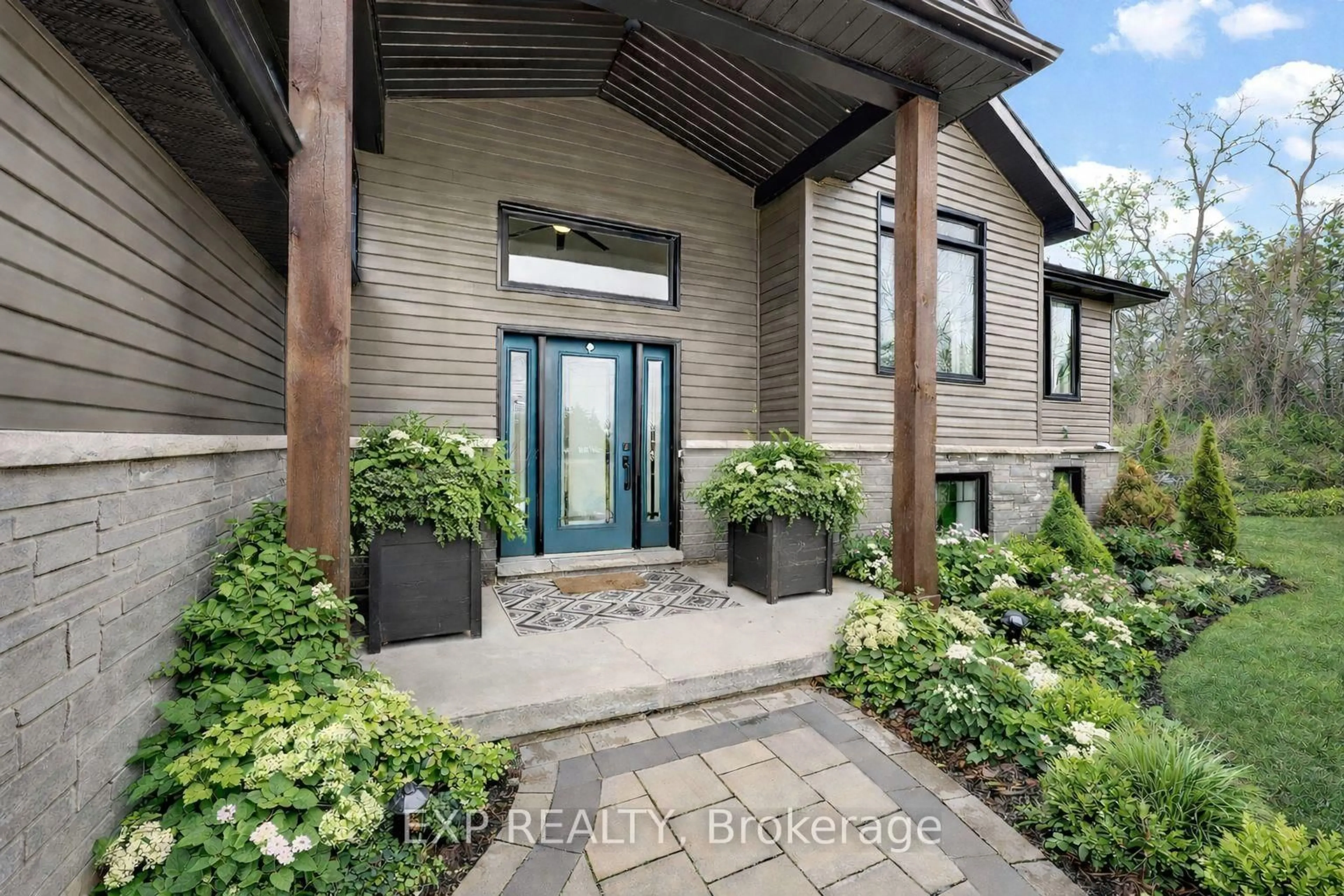 Indoor entryway for 20109 Loyalist Pkwy, Prince Edward County Ontario K0K 1T0