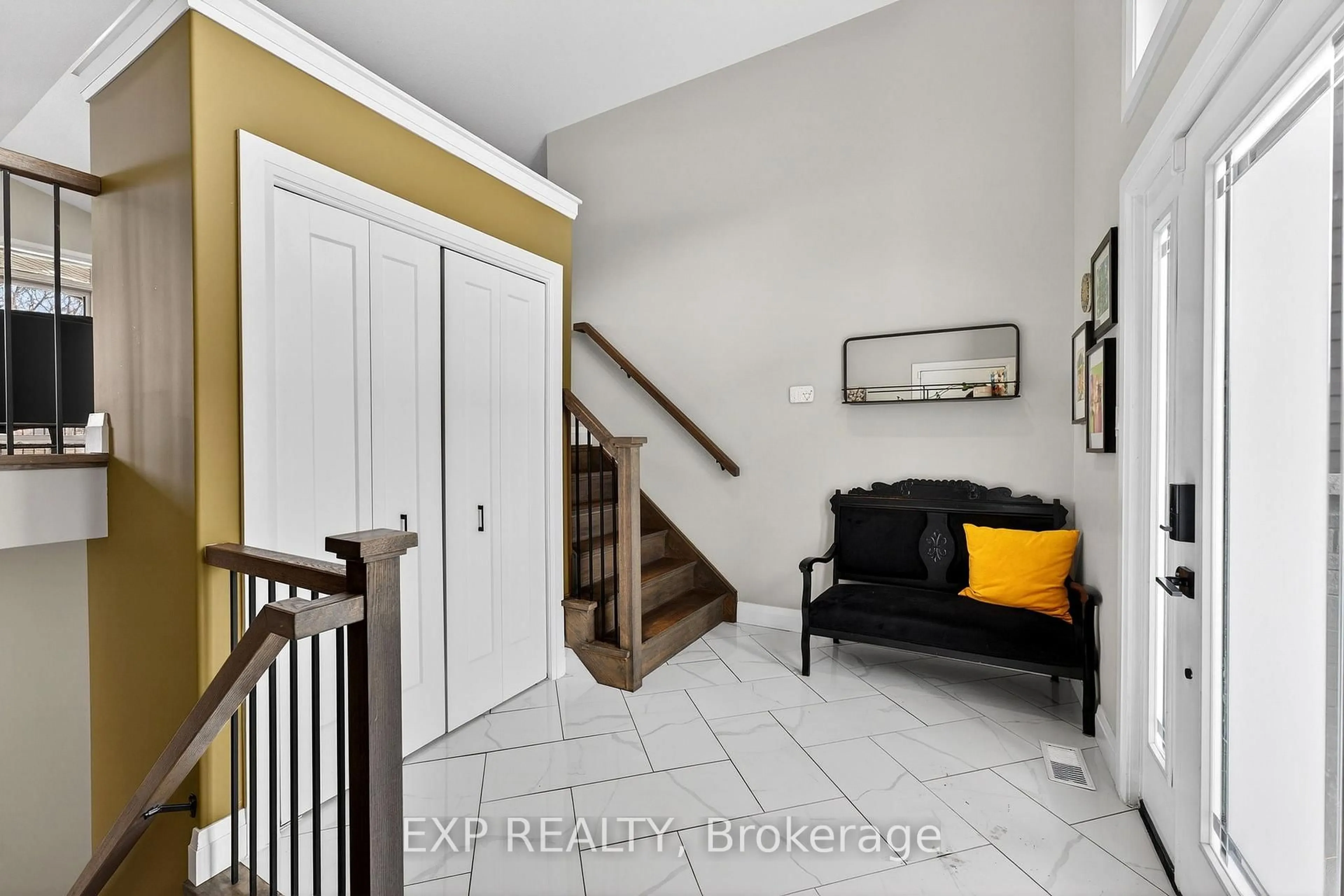 Indoor entryway for 20109 Loyalist Pkwy, Prince Edward County Ontario K0K 1T0