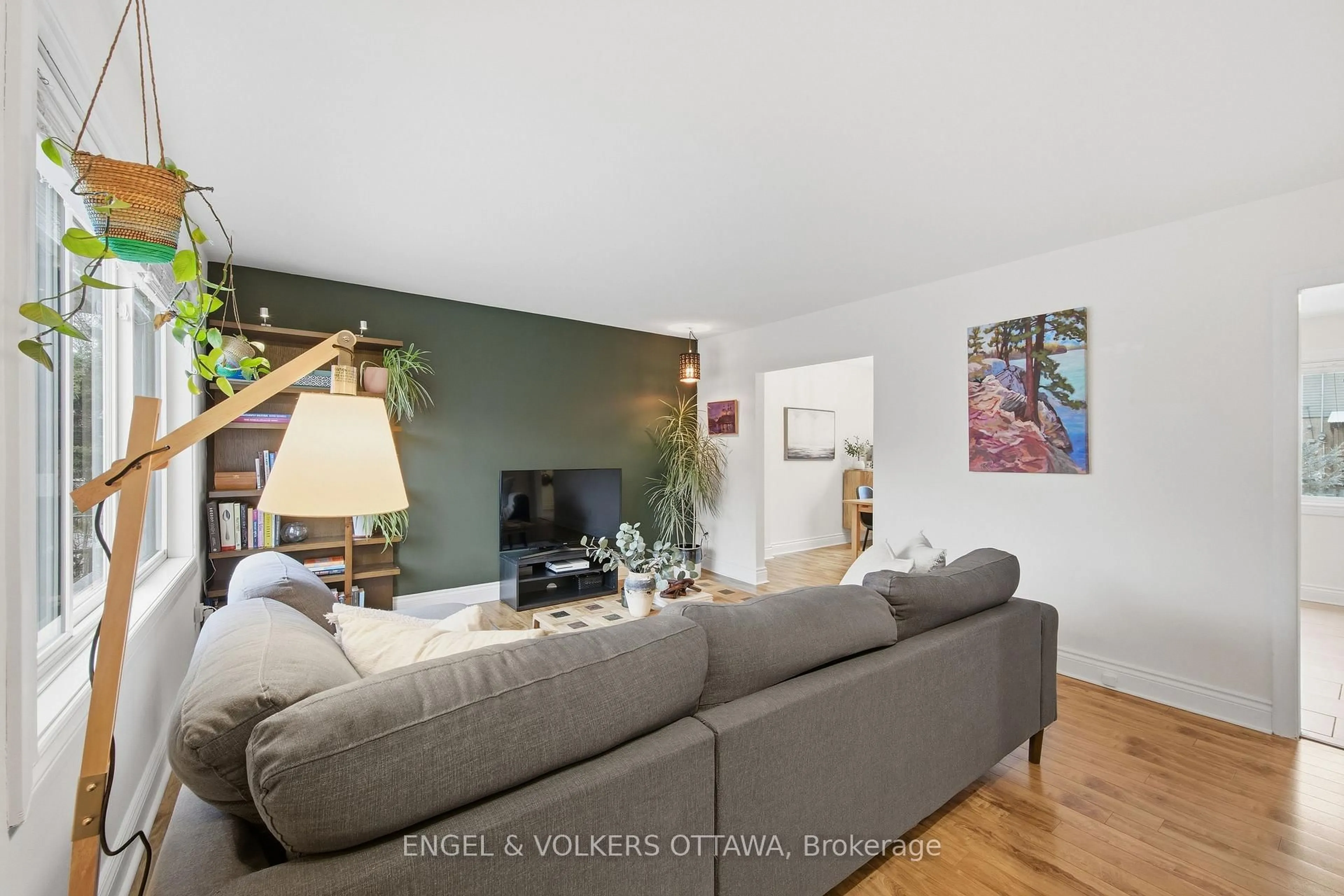 Living room with furniture, wood/laminate floor for 483 Prince Albert St, Ottawa Ontario K1K 1Y7
