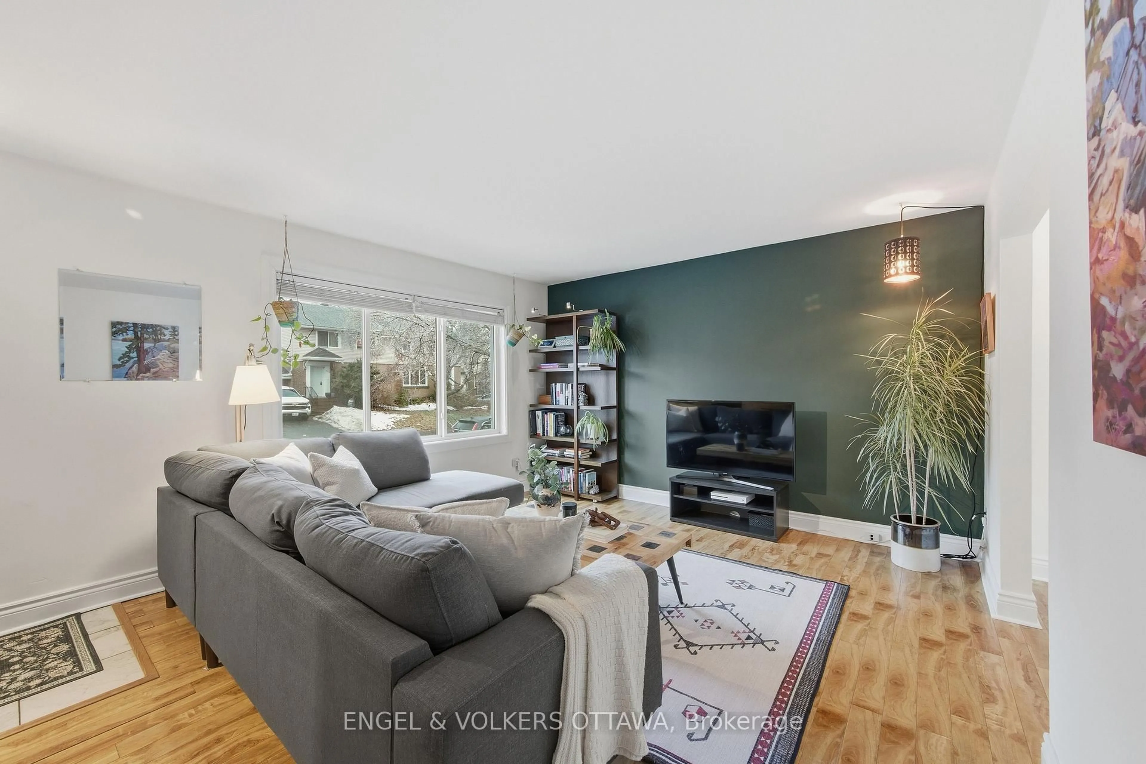 Living room with furniture, unknown for 483 Prince Albert St, Ottawa Ontario K1K 1Y7