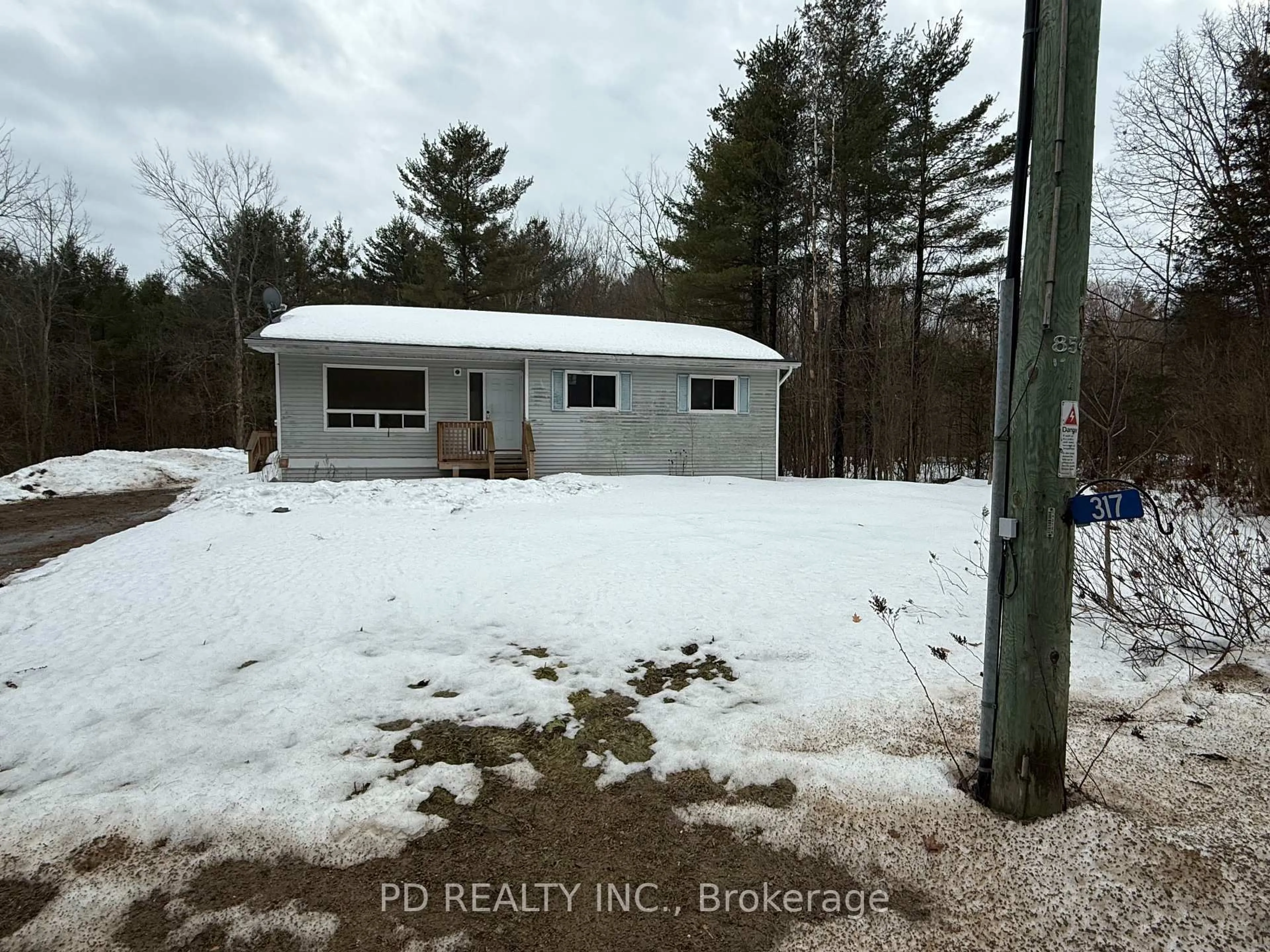 A pic from outside/outdoor area/front of a property/back of a property/a pic from drone, unknown for 317 Lower Oak Leaf Rd, Leeds and the Thousand Islands Ontario K0E 1N0