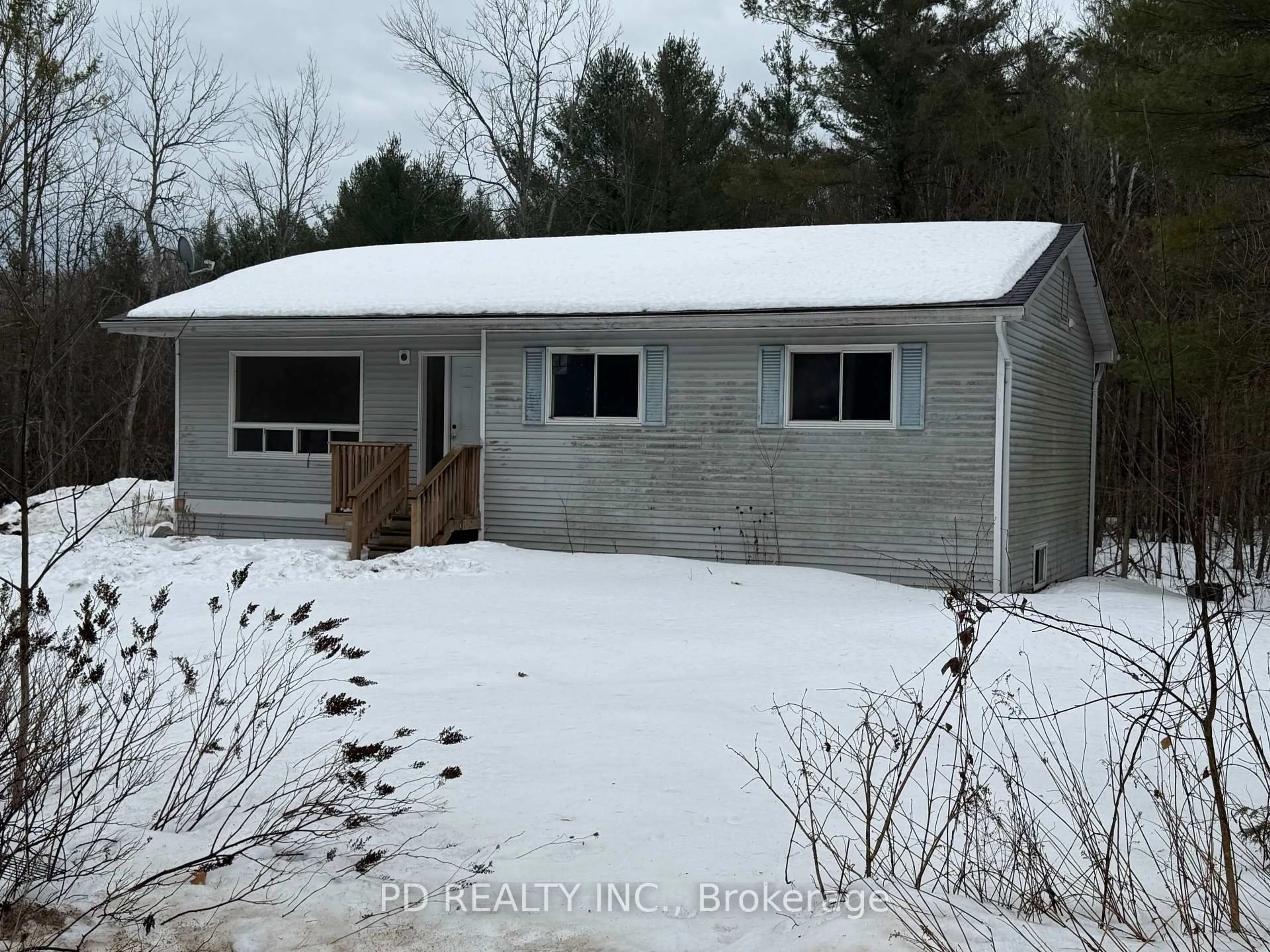 Home with vinyl exterior material, building for 317 Lower Oak Leaf Rd, Leeds and the Thousand Islands Ontario K0E 1N0