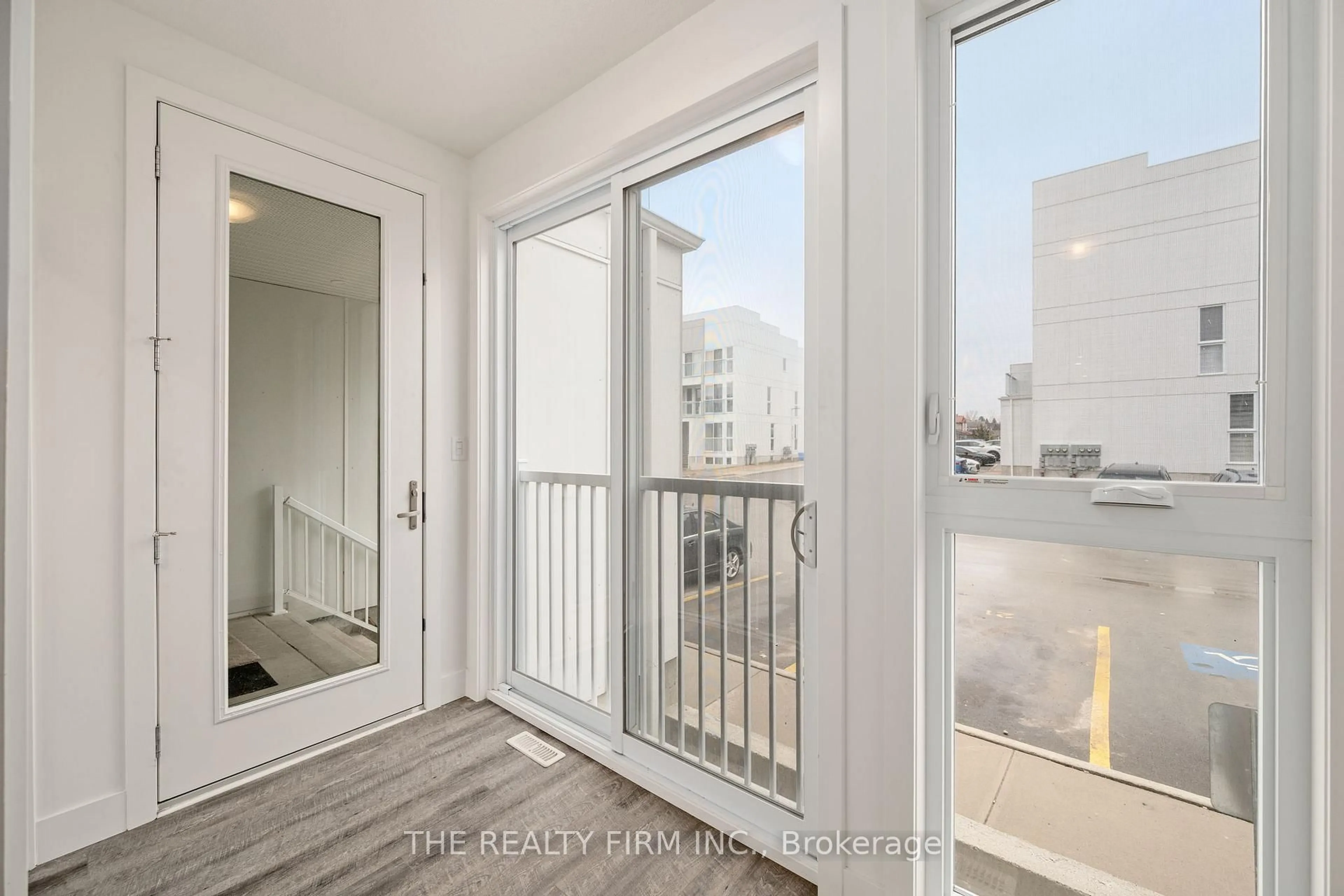 Indoor entryway for 234 Edgevalley Rd #25, London East Ontario N5V 0E4