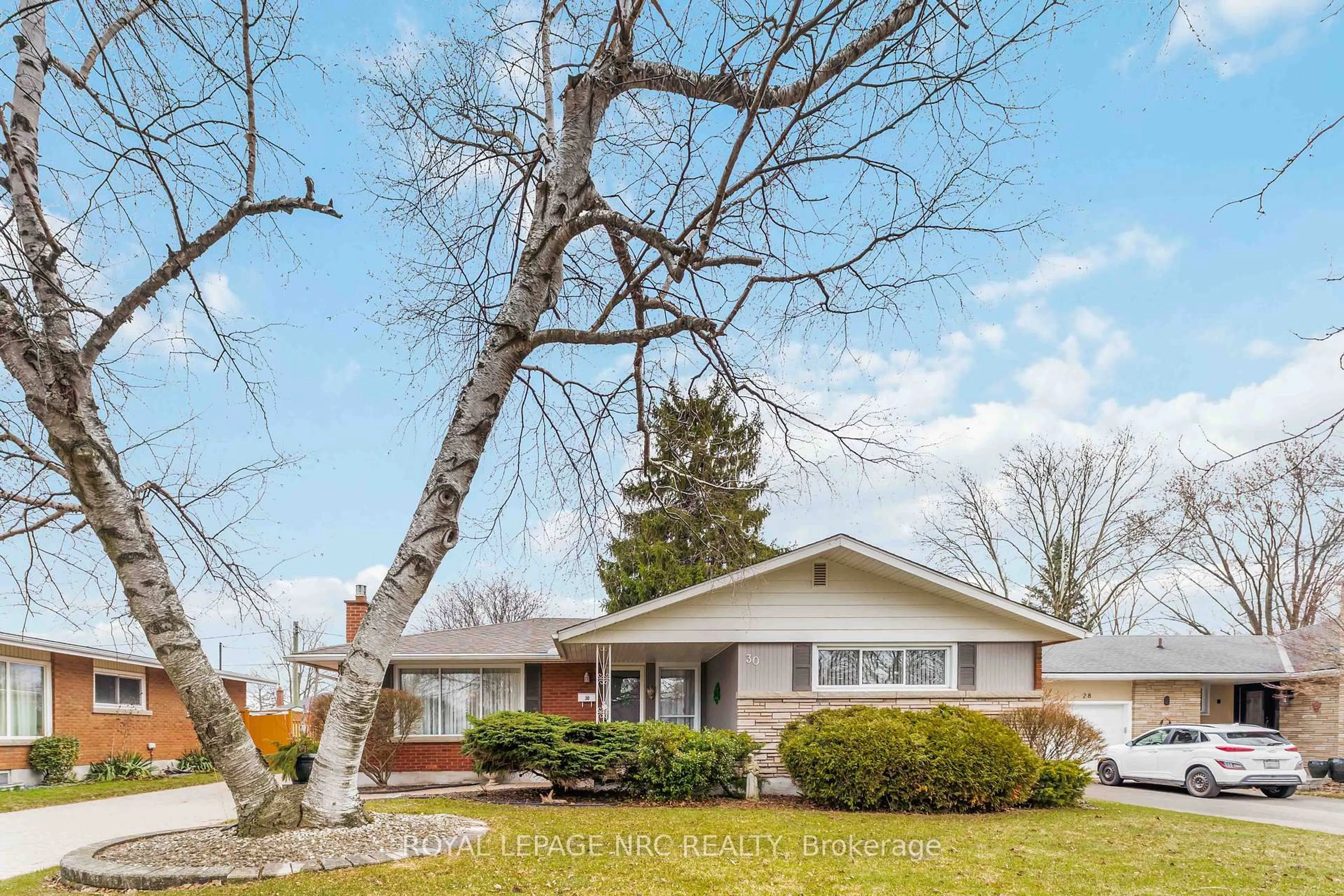 Home with vinyl exterior material, street for 30 Armour Dr, Welland Ontario L3C 2N8