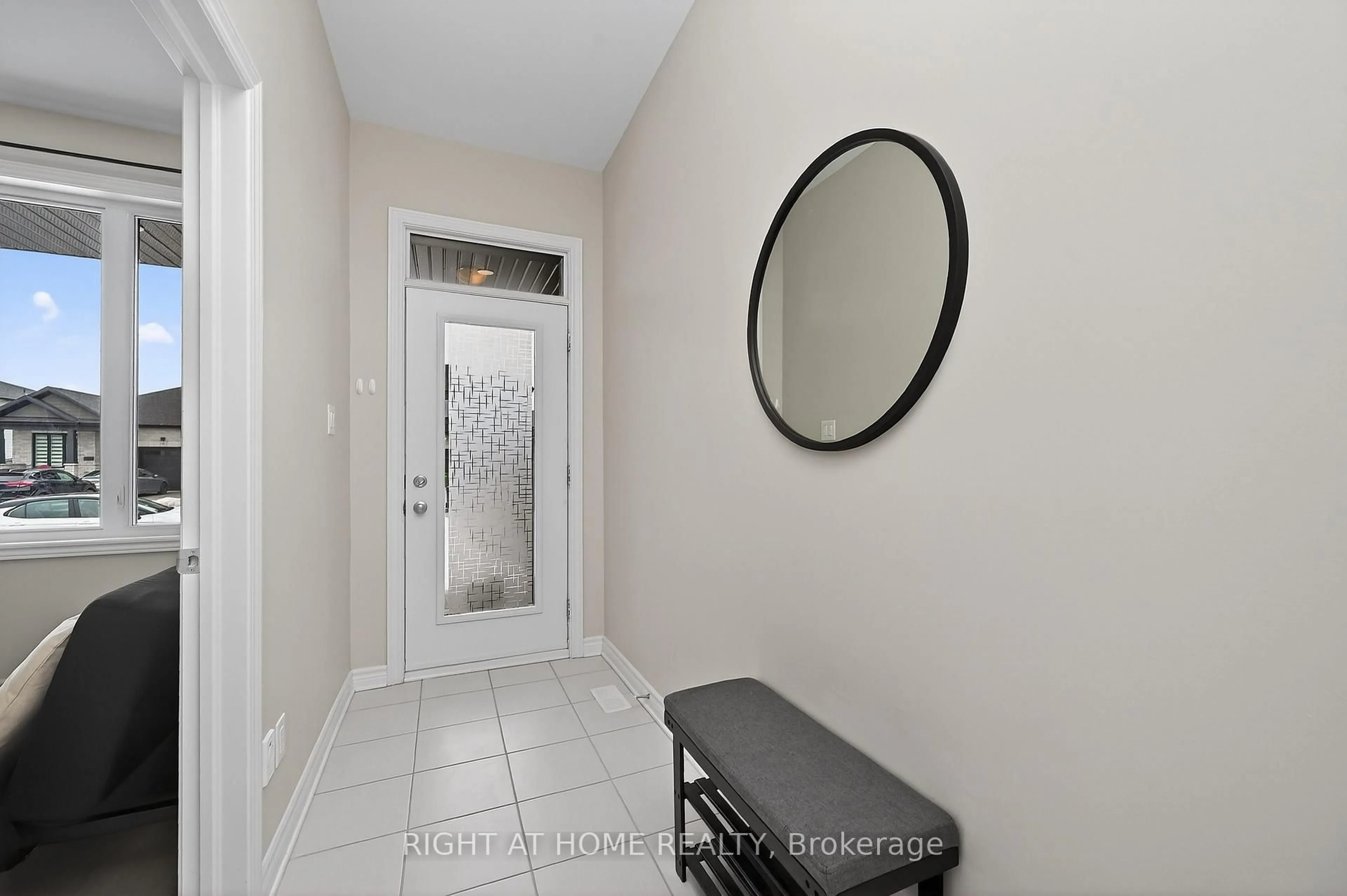 Indoor entryway for 950 Cologne St, Russell Ontario K0A 1W0