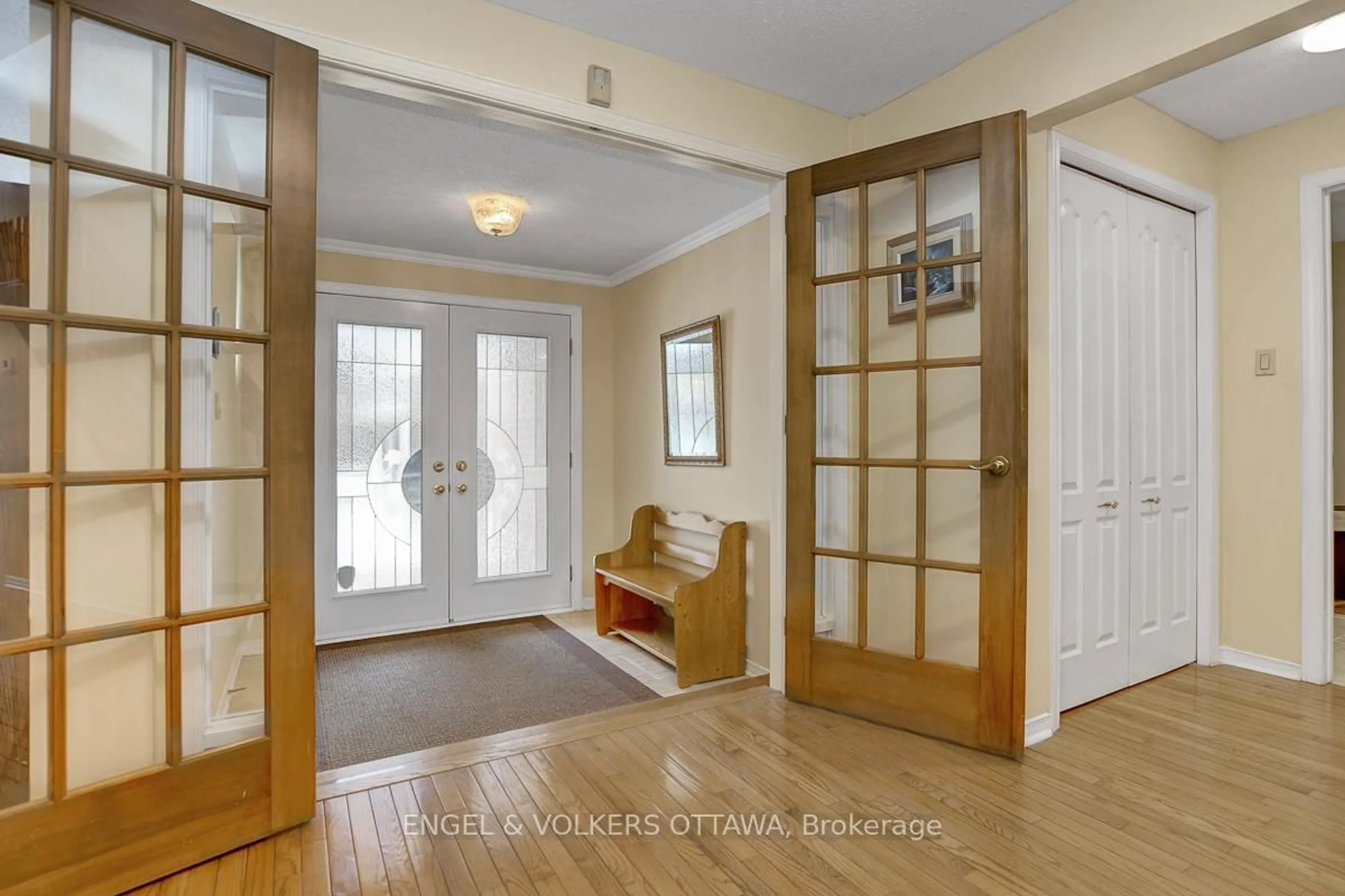 Indoor entryway for 7 Condie St, Ottawa Ontario K2G 5M3