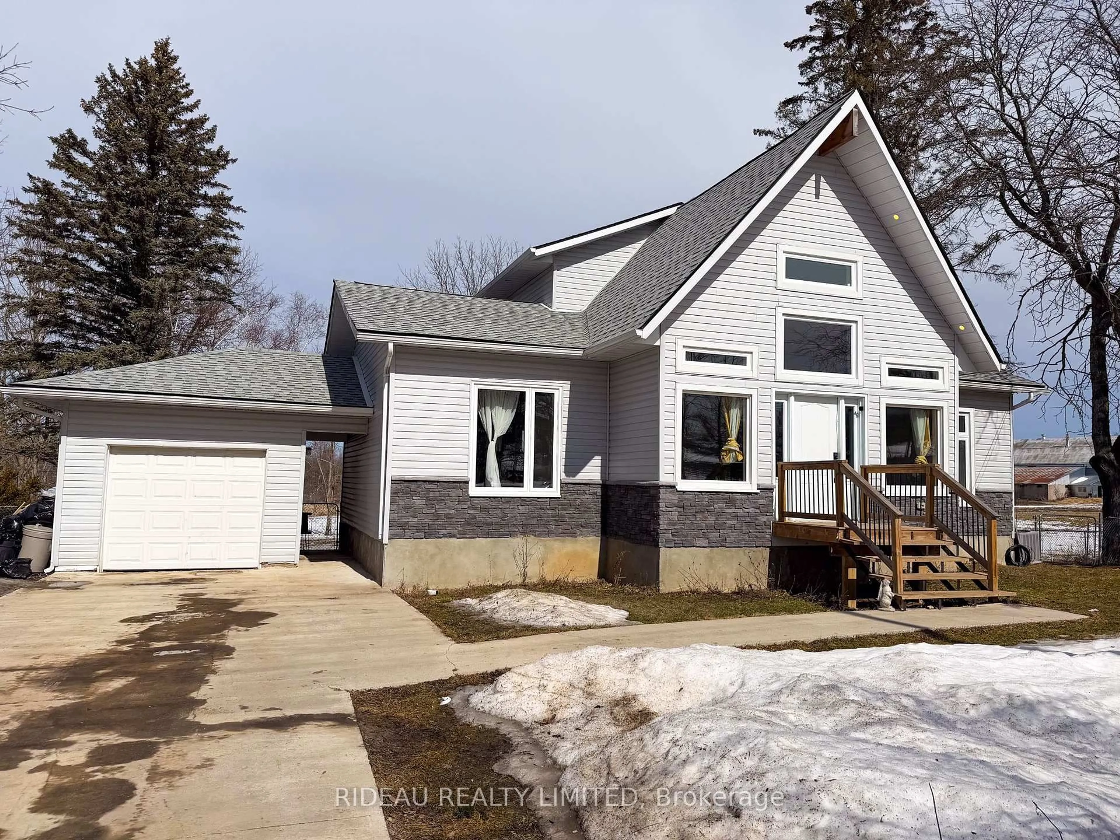 A pic from outside/outdoor area/front of a property/back of a property/a pic from drone, street for 168 Main St, Leeds and the Thousand Islands Ontario K0H 2N0