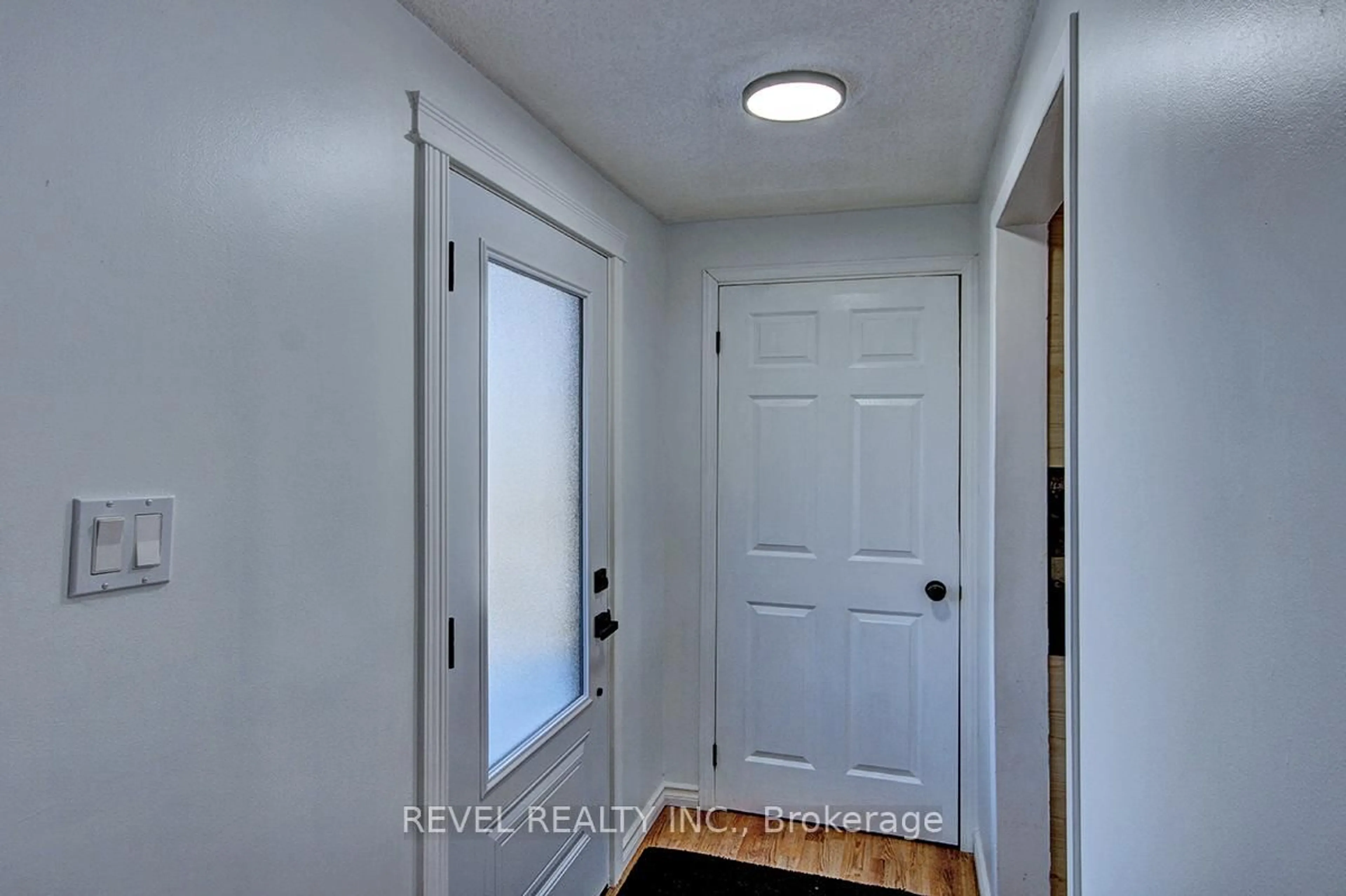 Indoor entryway for 40 Kintail Cres, London South Ontario N6E 1J5