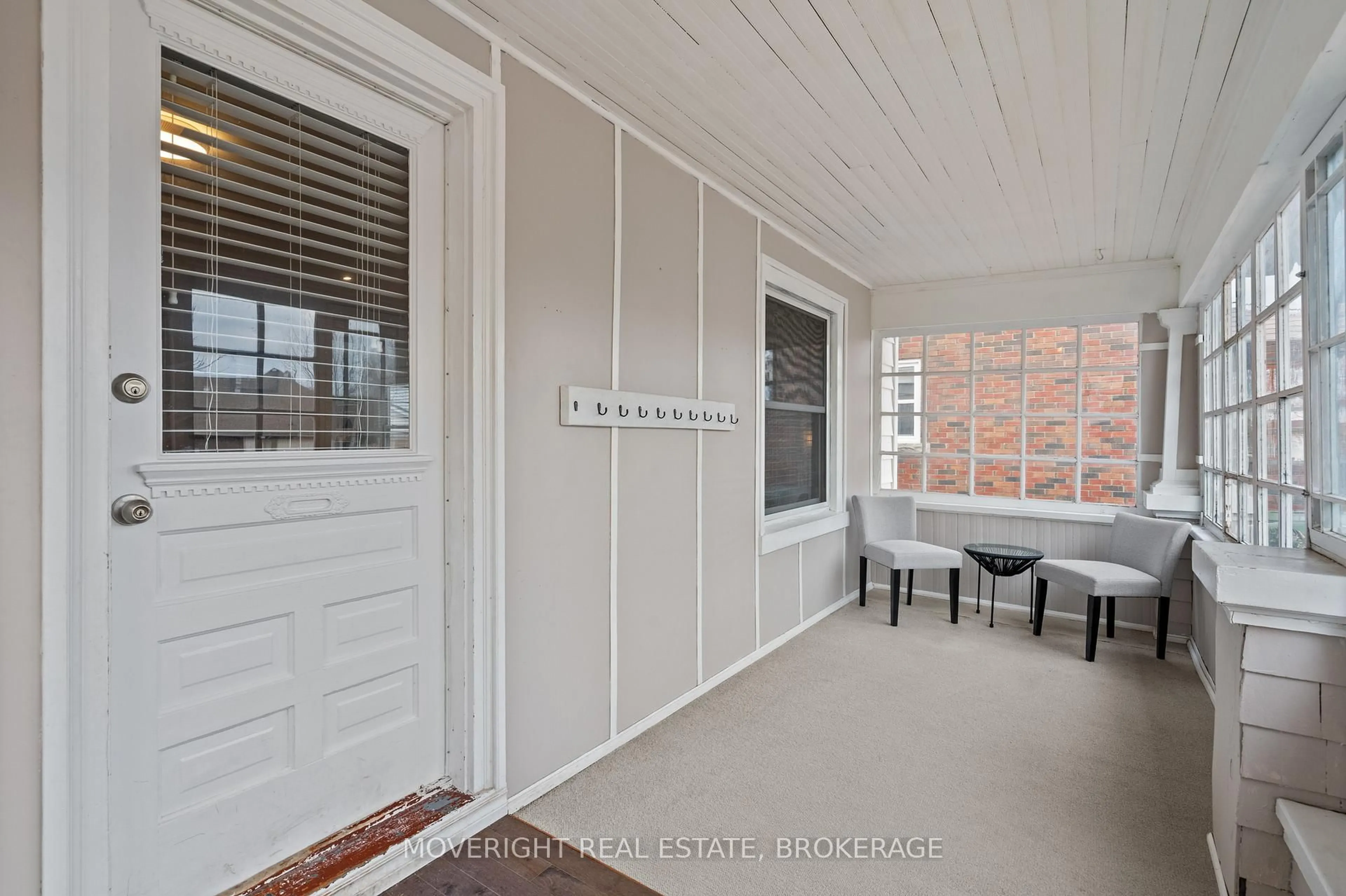 Indoor entryway for 6 Gibson Pl, St. Catharines Ontario L2R 1N7