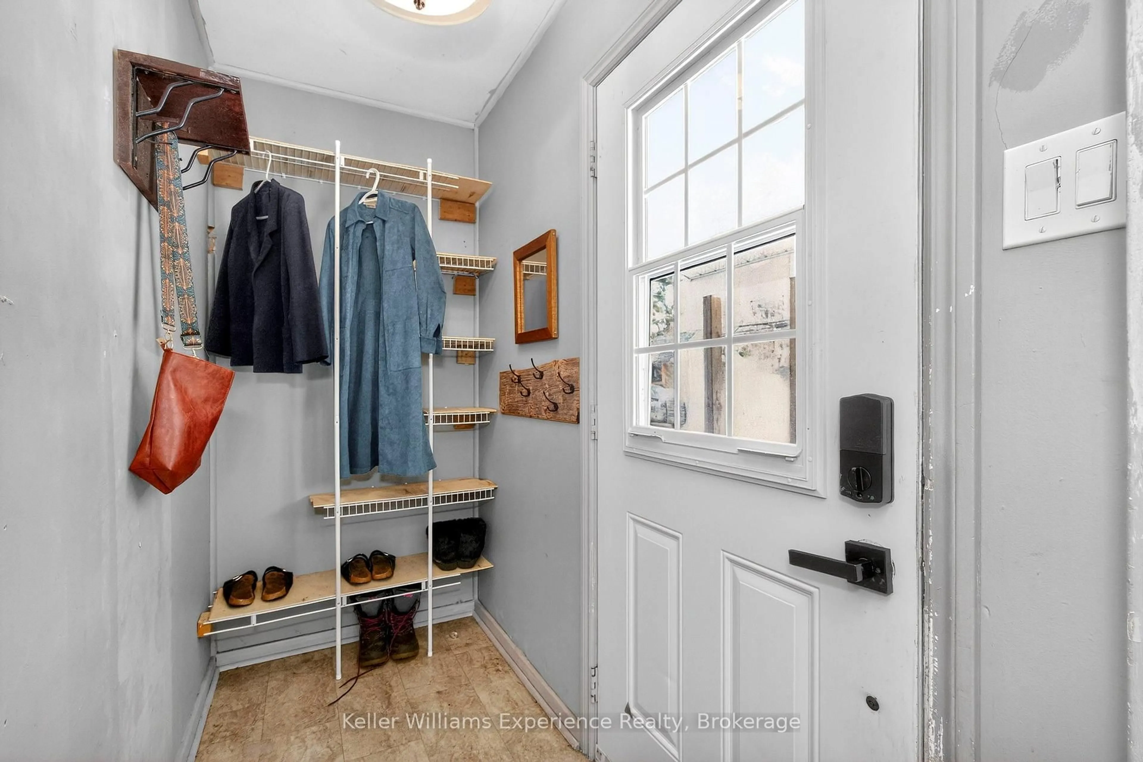 Indoor entryway for 14 Aubrey St, Bracebridge Ontario P1L 1L9