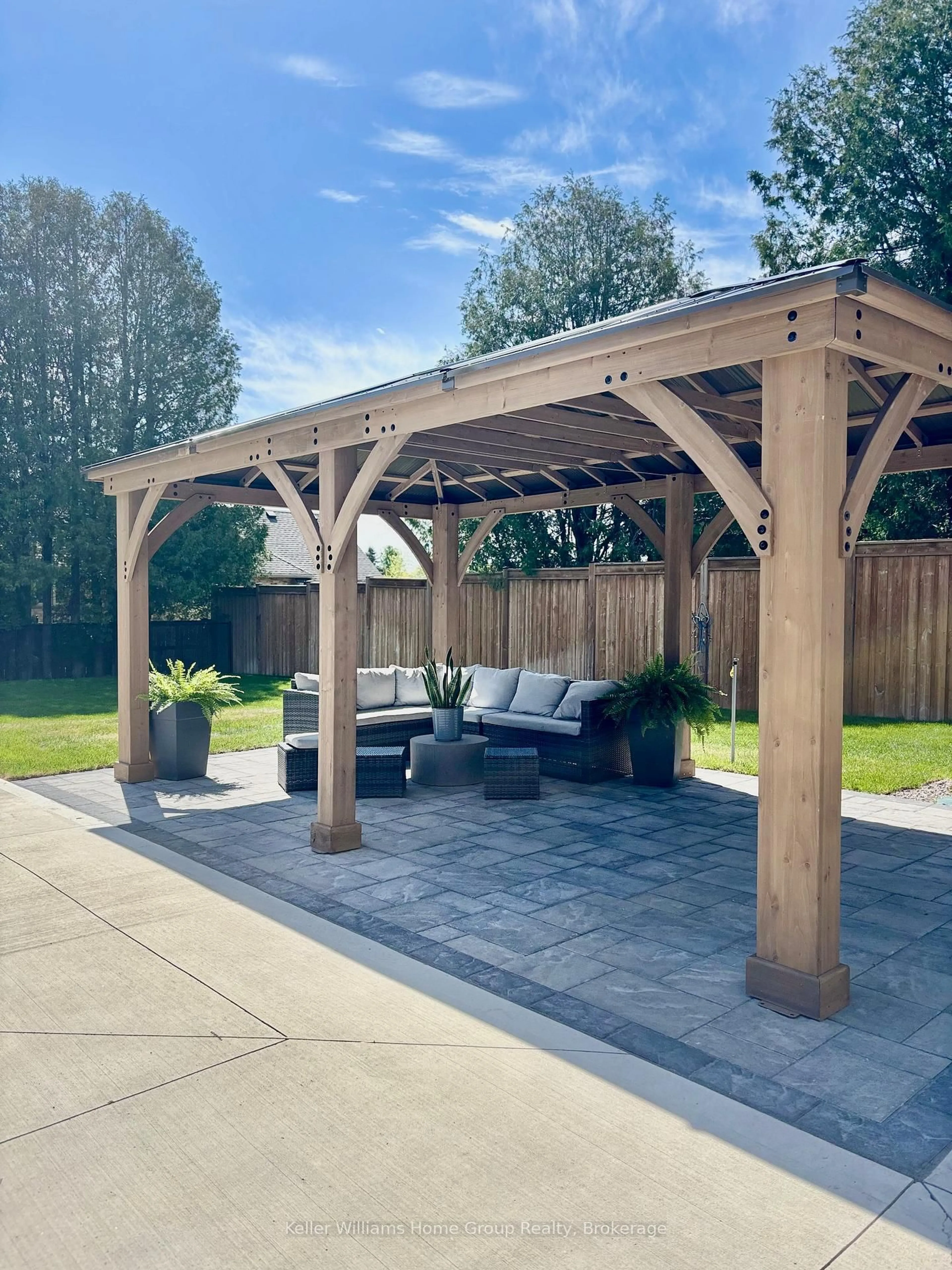 Patio, street for 801 WATSON Rd, Puslinch Ontario N0B 1C0