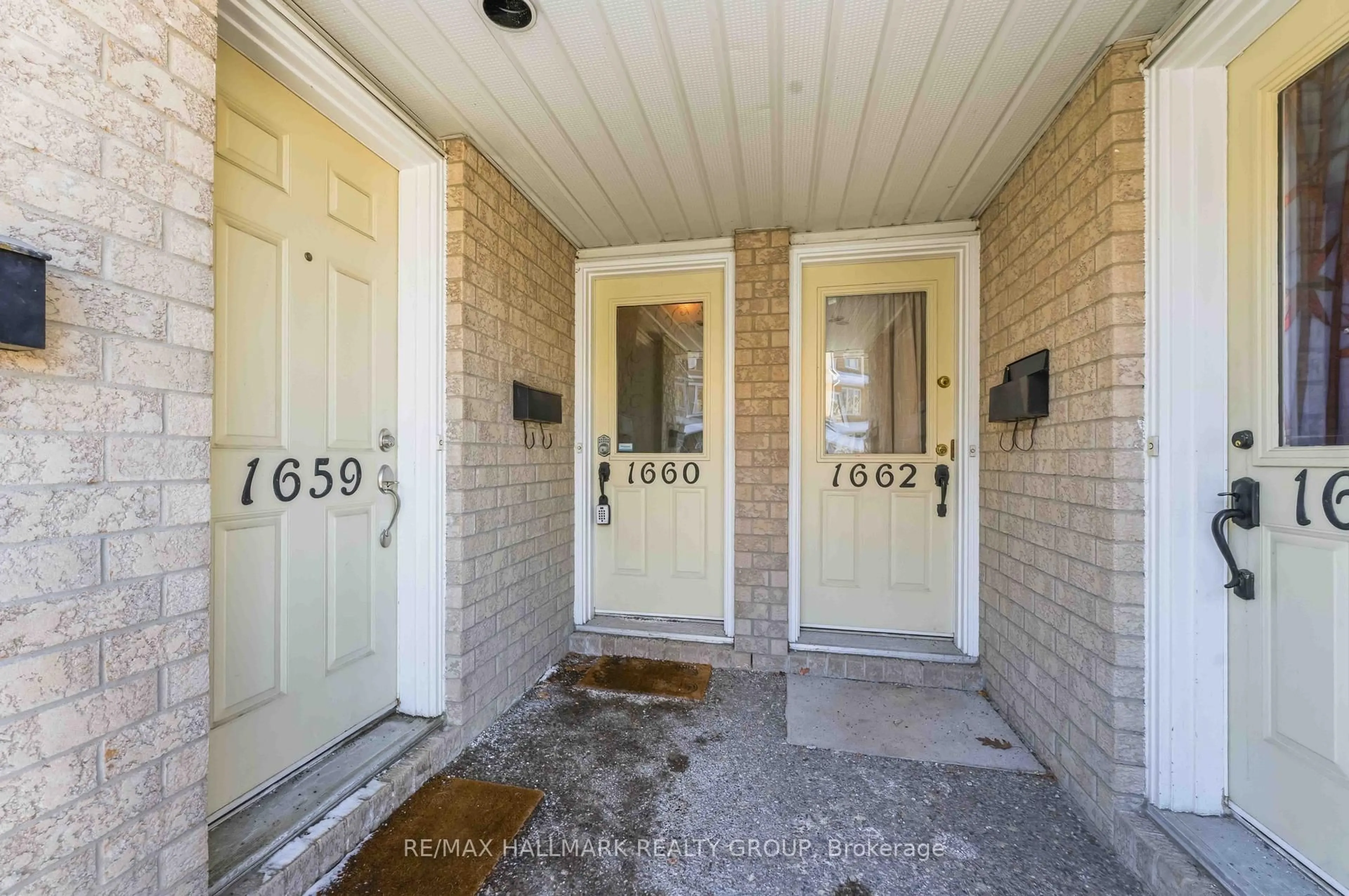 Indoor entryway for 1660 Locksley Lane, Ottawa Ontario K1J 1B6
