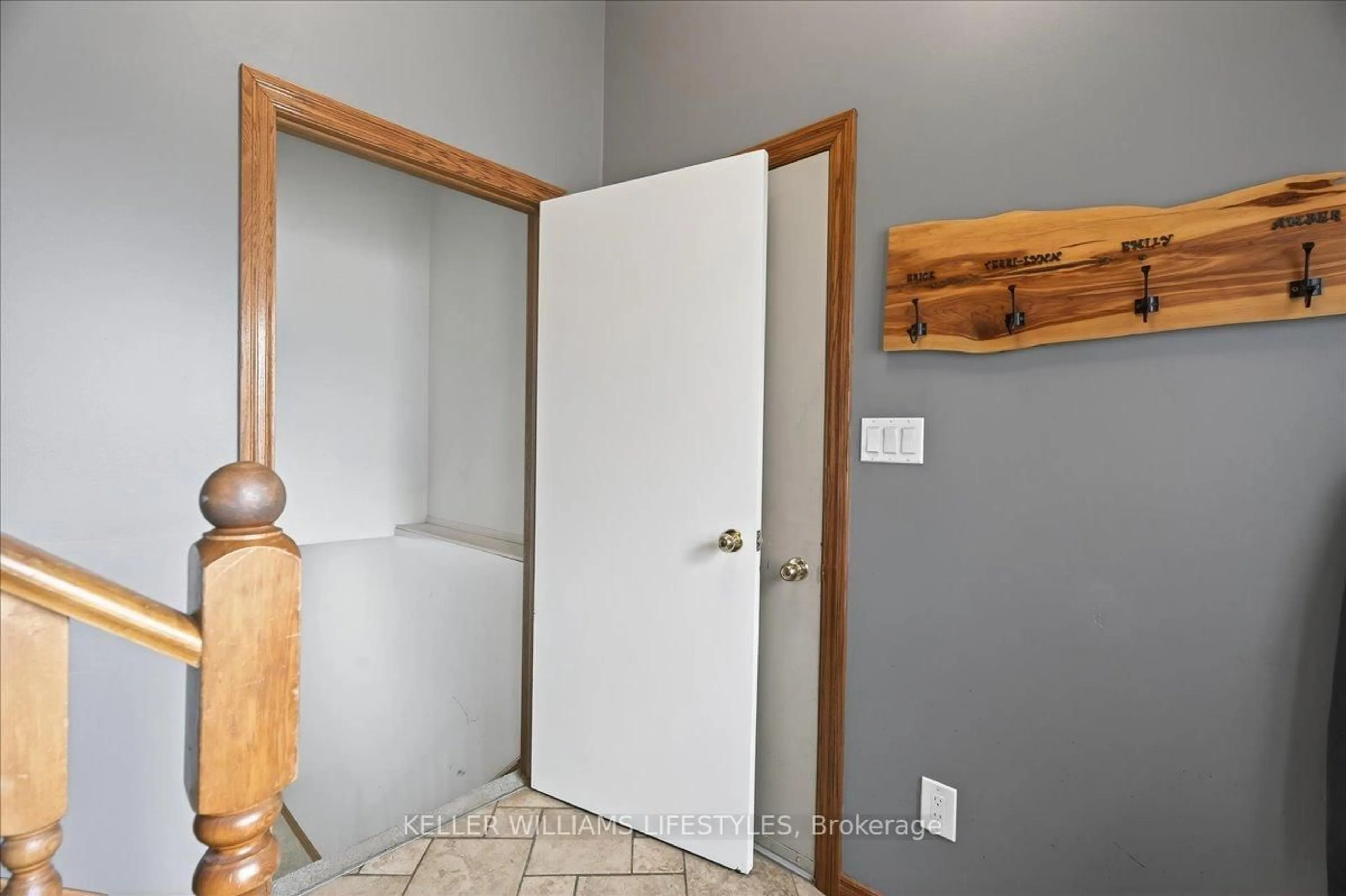 Indoor entryway for 404 Ontario St, Warwick Ontario N0M 2S0