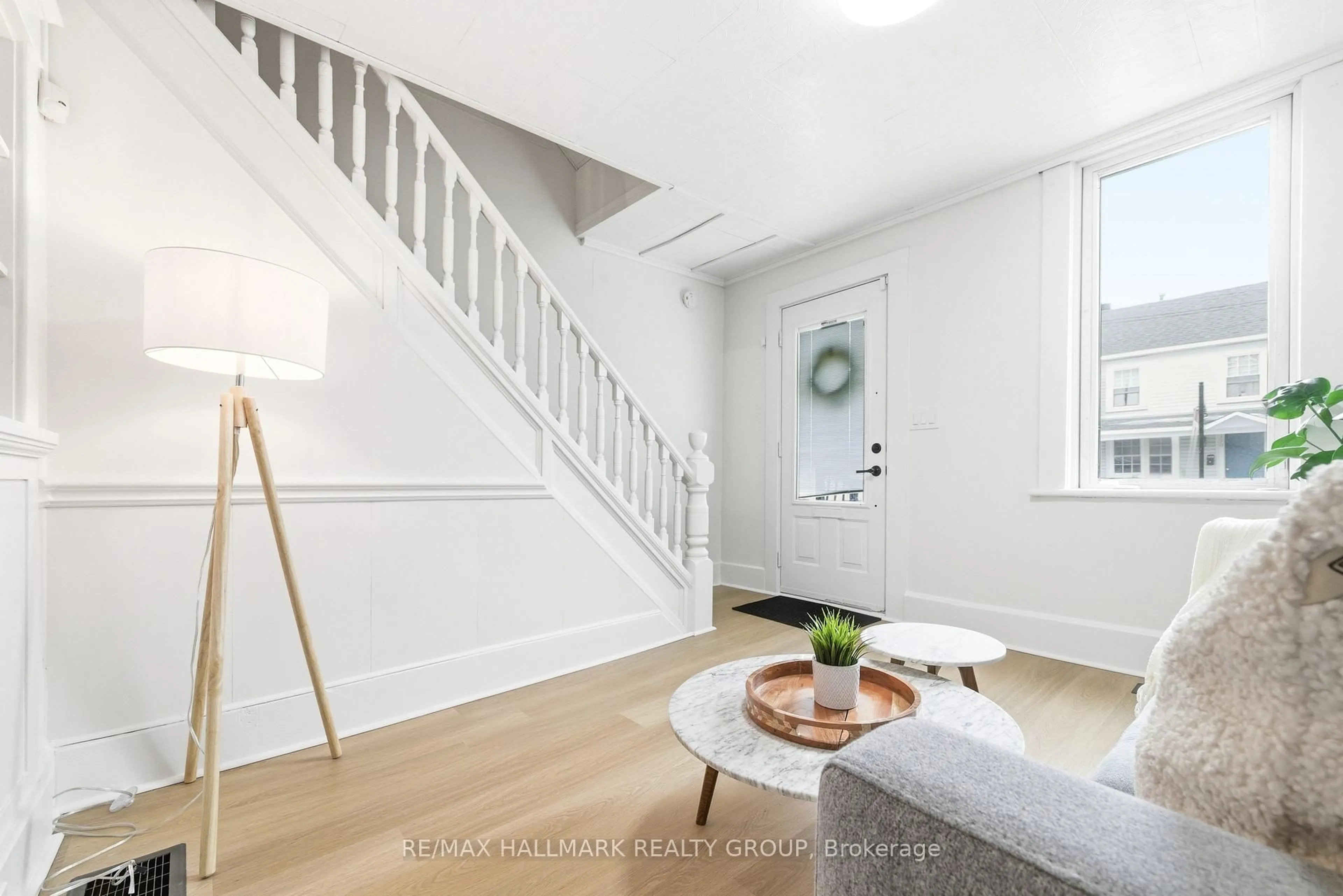 Indoor entryway for 391 Murray St, Pembroke Ontario K8A 4P5