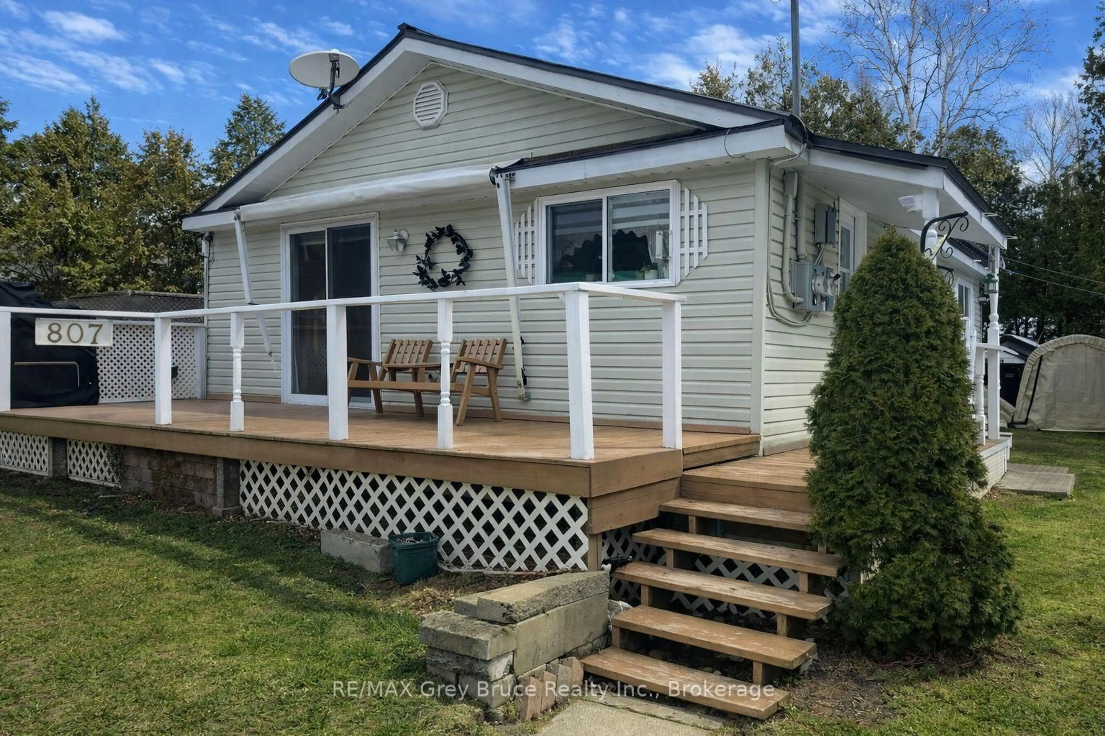 Home with vinyl exterior material, water/lake/river/ocean view for 807 3rd Ave, South Bruce Peninsula Ontario N0H 2G0