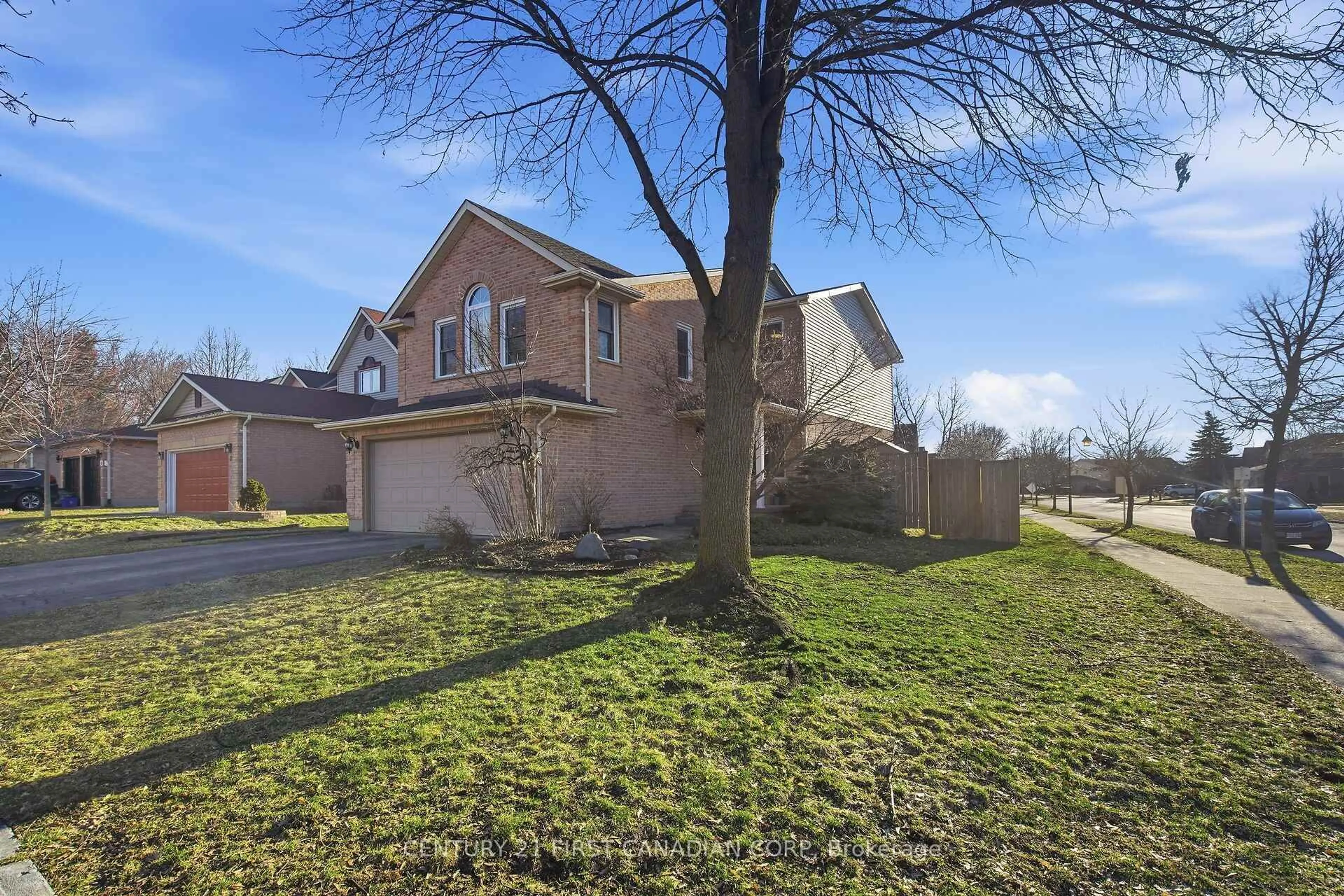 A pic from outside/outdoor area/front of a property/back of a property/a pic from drone, street for 47 Meadowridge Rd, London North Ontario N6H 5E6