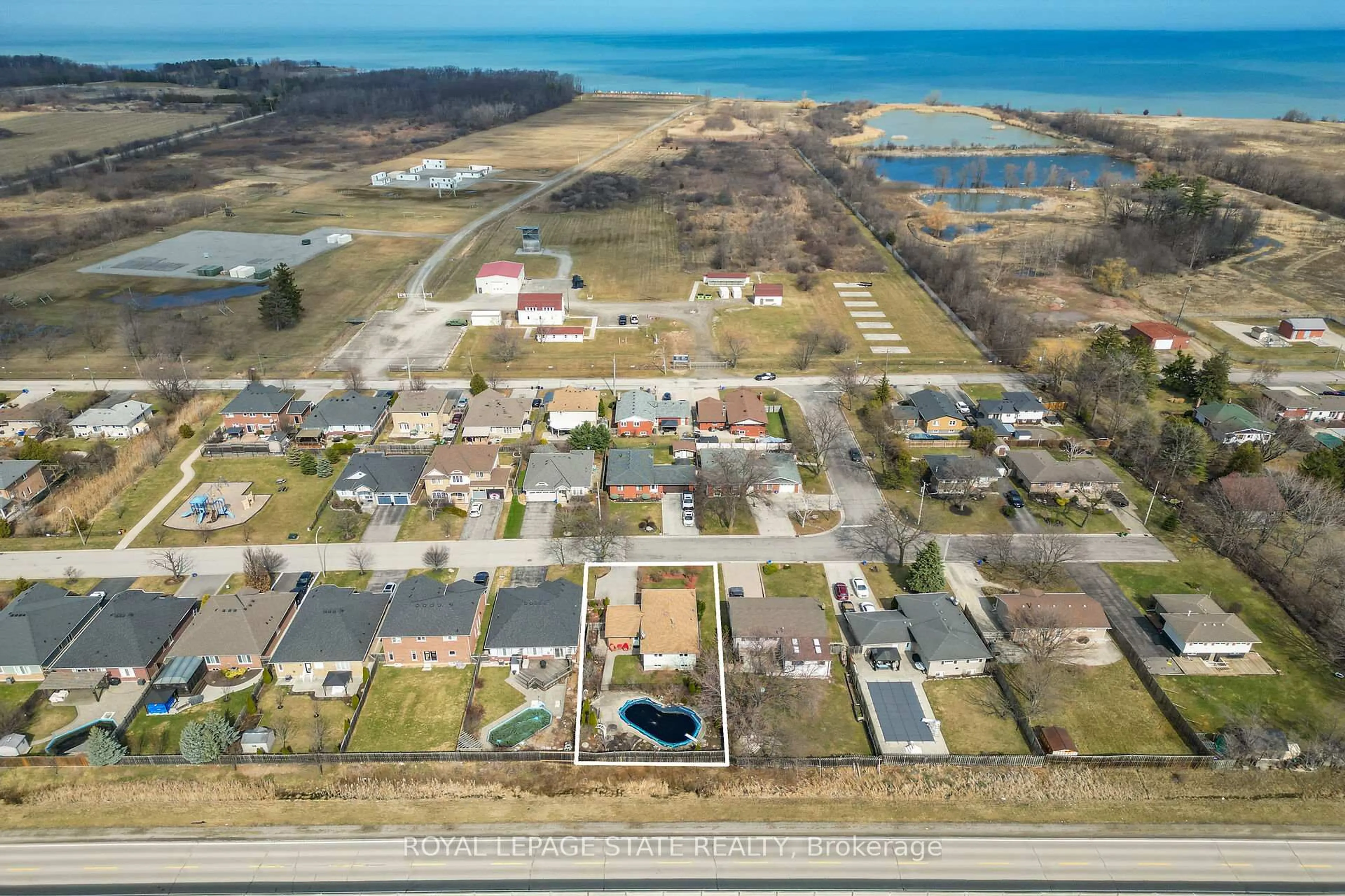 A pic from outside/outdoor area/front of a property/back of a property/a pic from drone, water/lake/river/ocean view for 9 Sidare Crt, Grimsby Ontario L3M 4E8