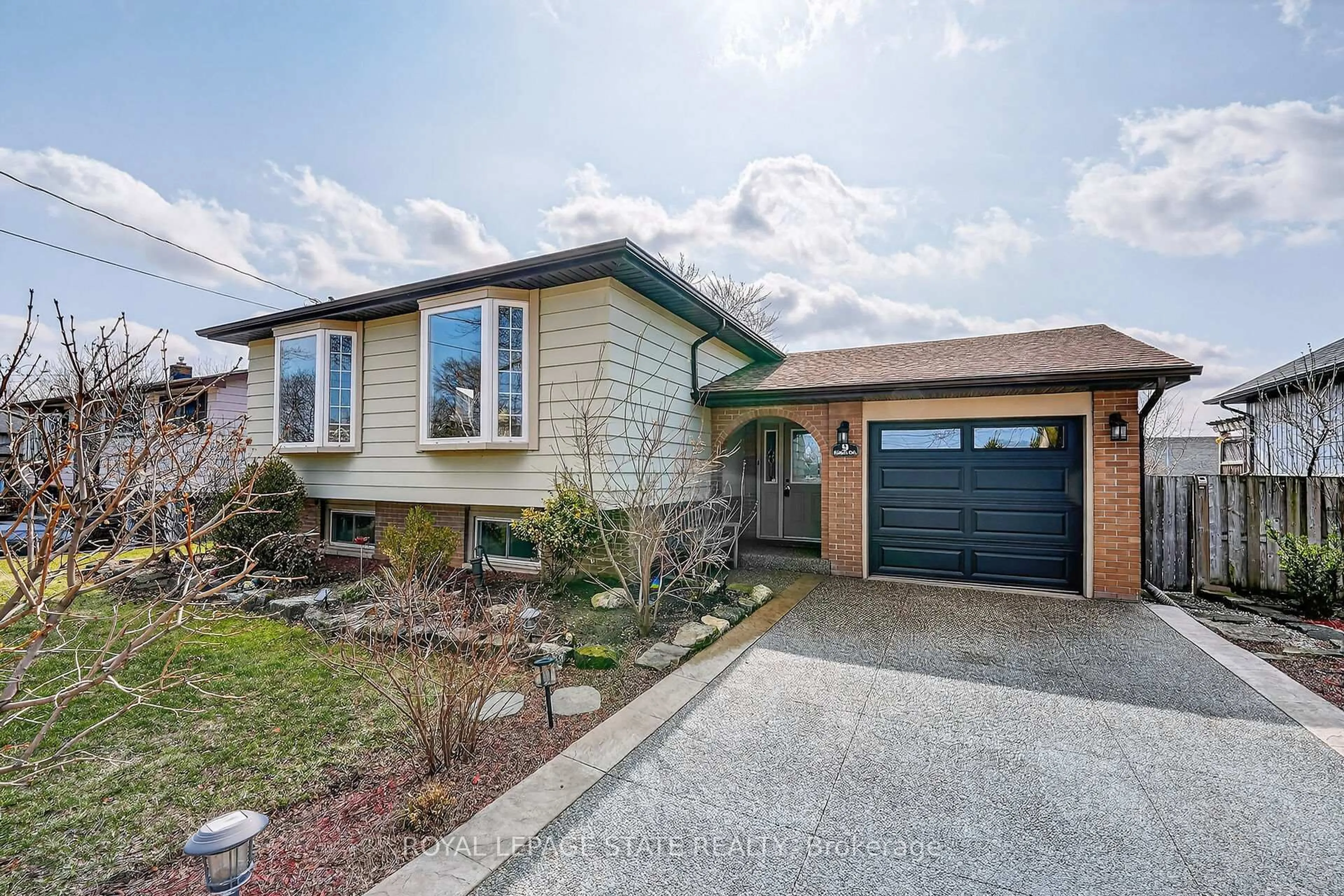 Home with vinyl exterior material, street for 9 Sidare Crt, Grimsby Ontario L3M 4E8