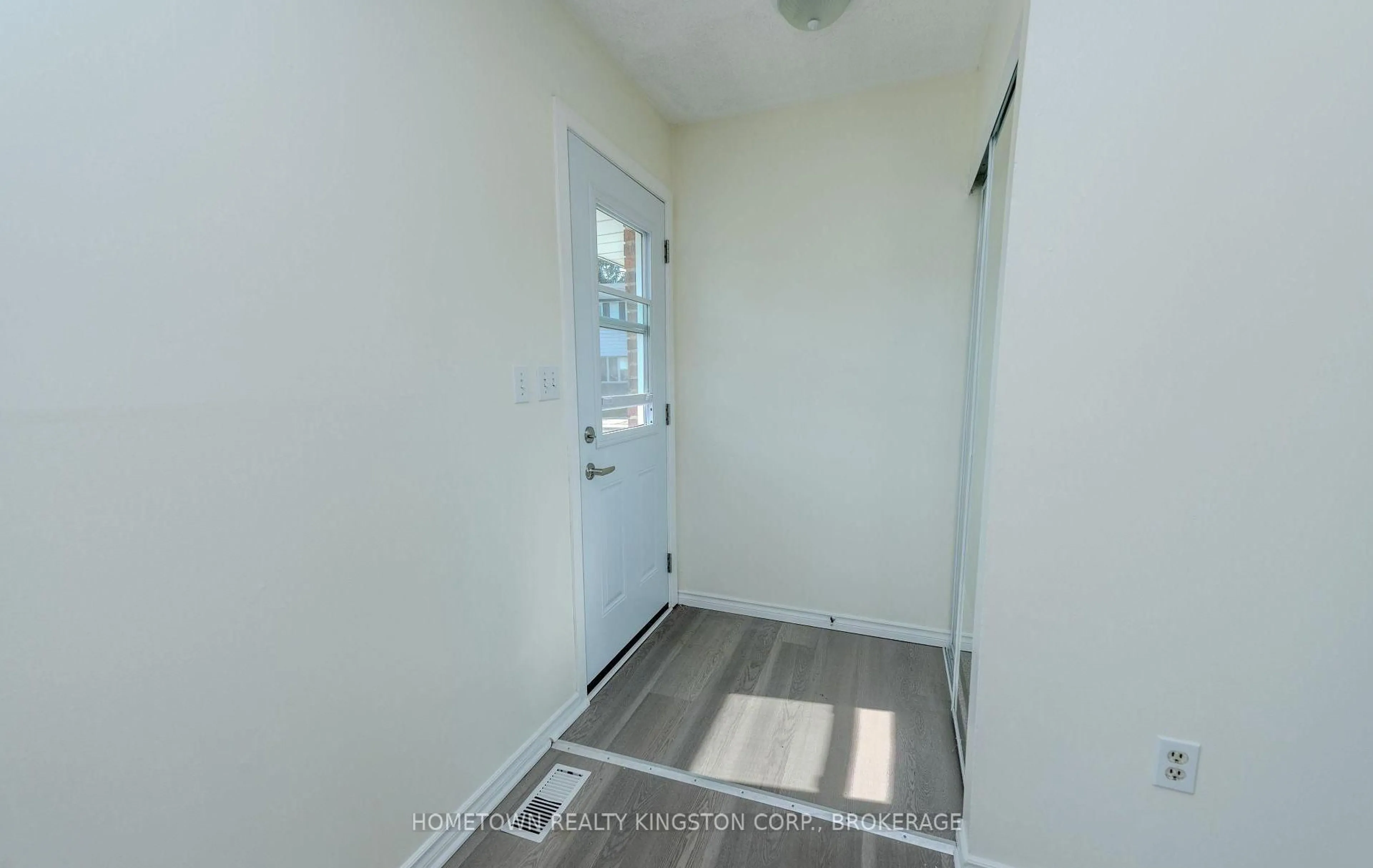 Indoor entryway for 983 Oakview Ave, Kingston Ontario K7M 6W9