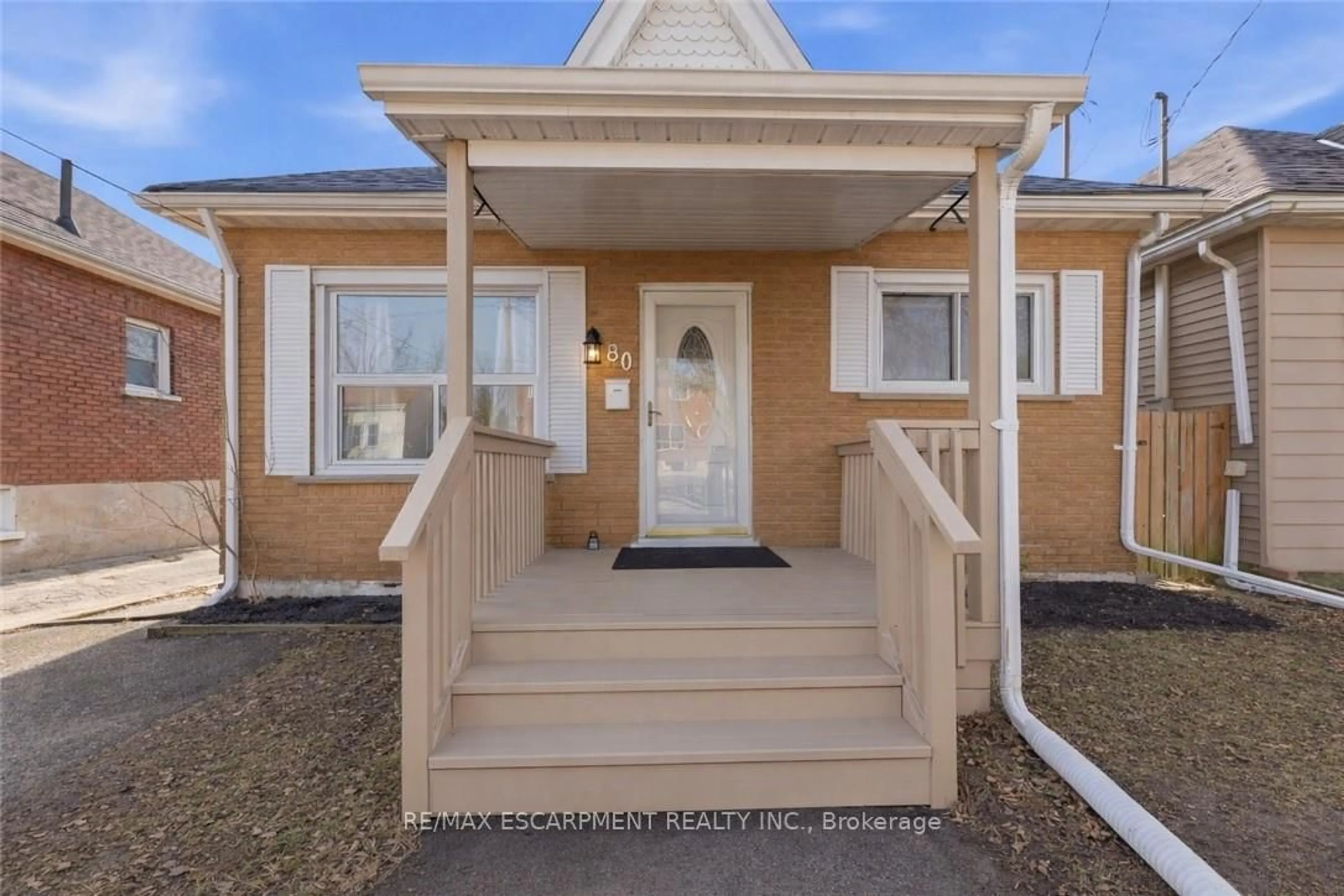 Indoor entryway for 80 Walnut St, Brantford Ontario N3T 1H4