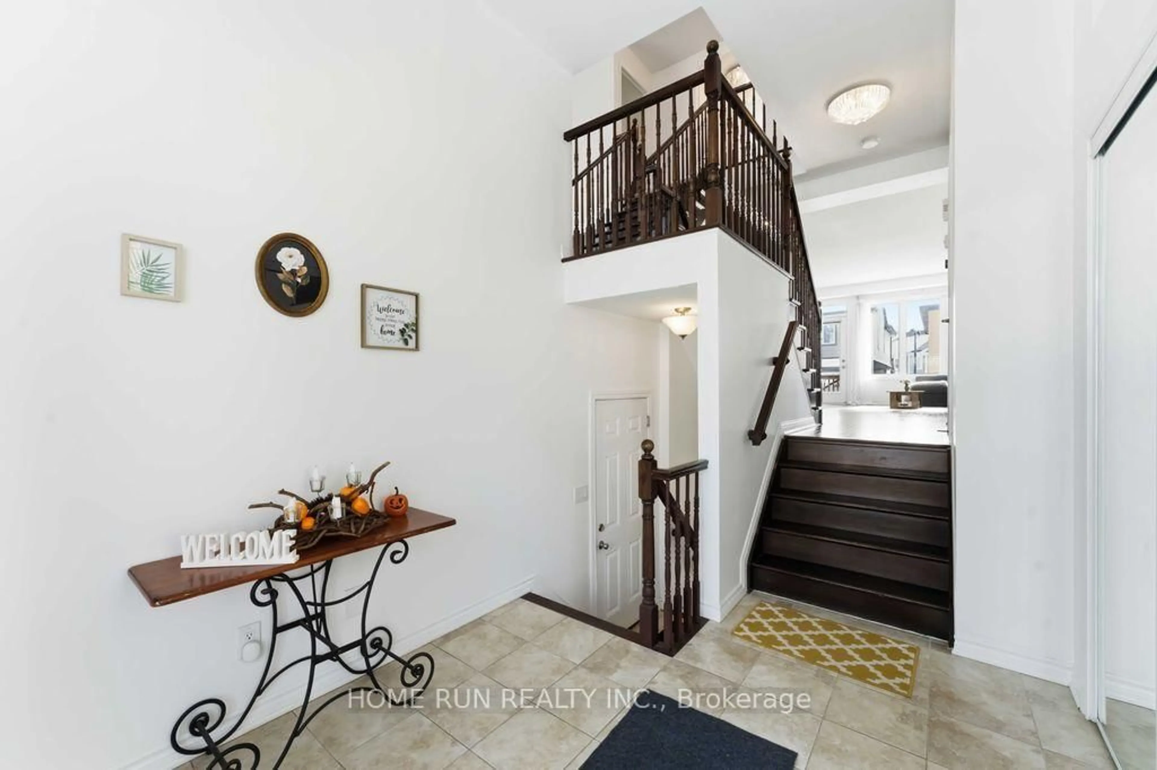 Indoor entryway for 358 Meadowbreeze Dr, Ottawa Ontario K2M 0K3