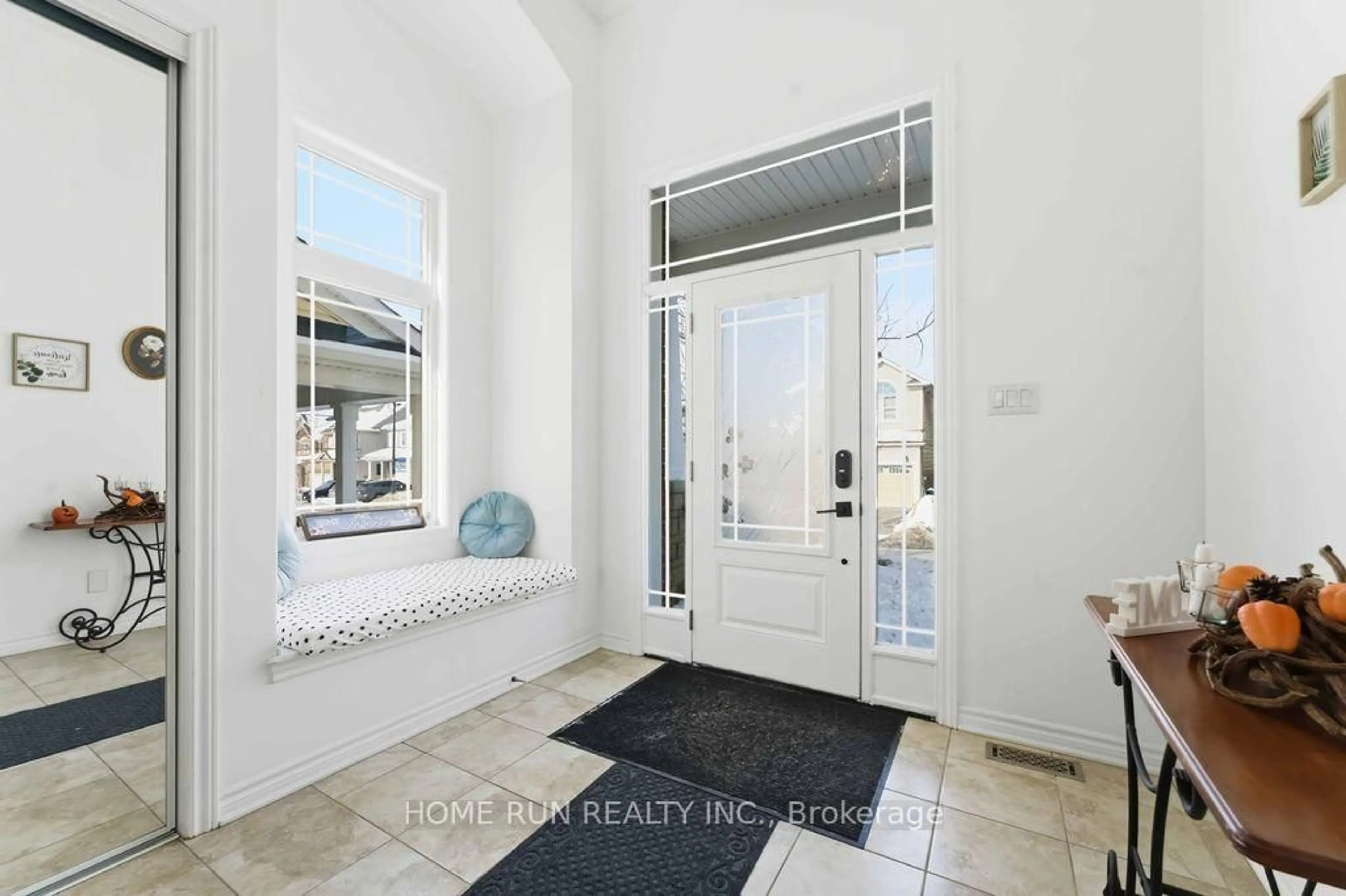 Indoor entryway for 358 Meadowbreeze Dr, Ottawa Ontario K2M 0K3