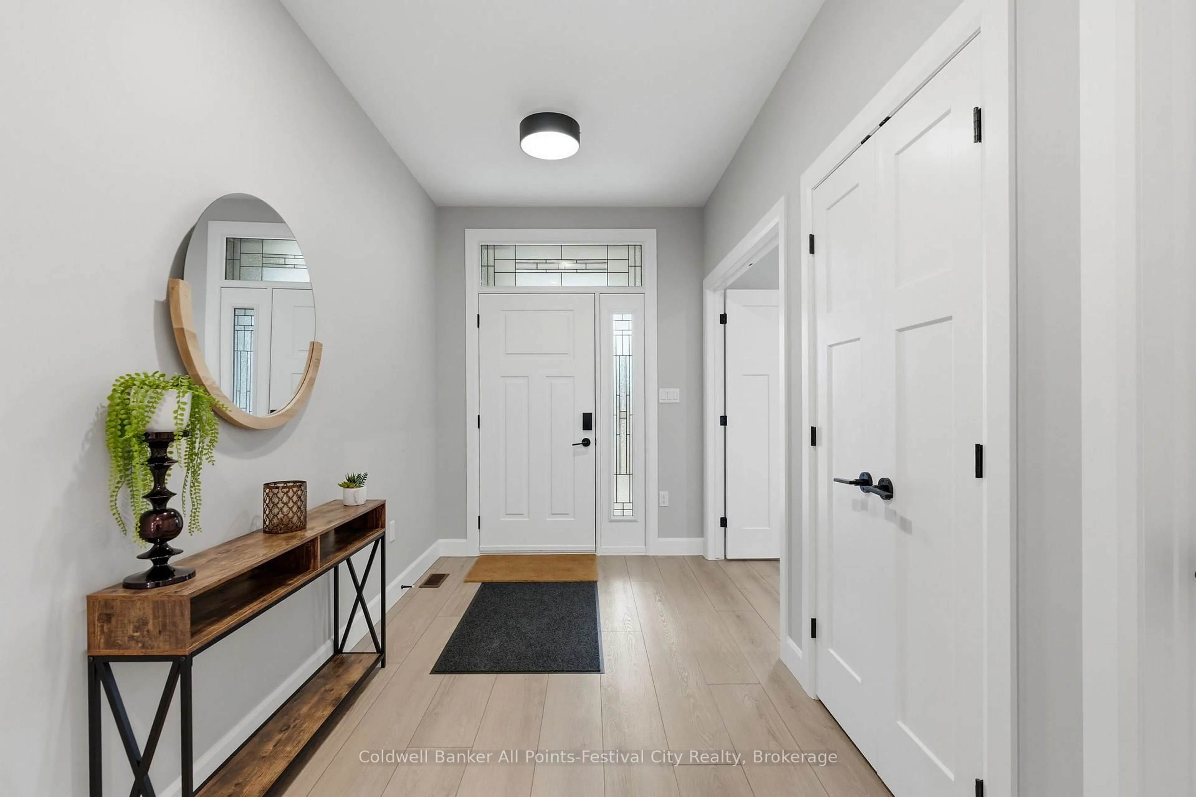 Indoor entryway for 467 Warren St, Goderich Ontario N7A 3W4