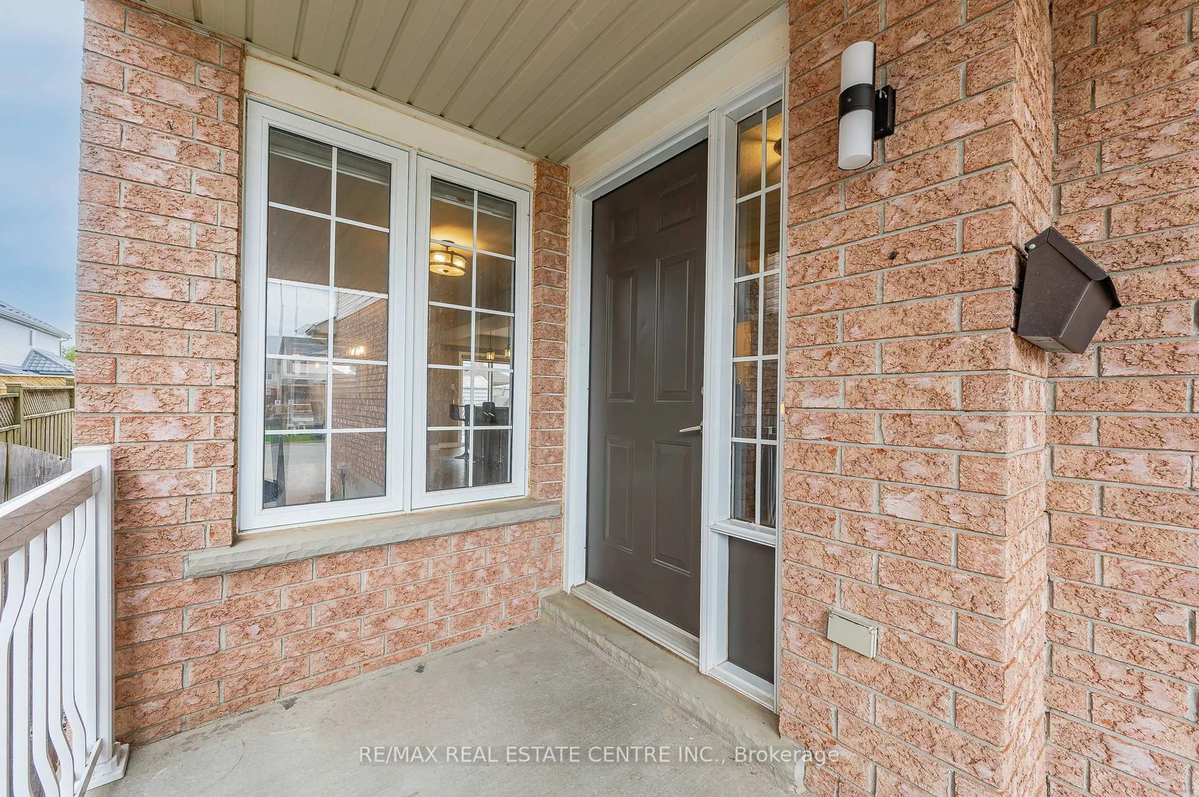 Indoor entryway for 55 LILYWOOD Dr, Cambridge Ontario N1P 1G9