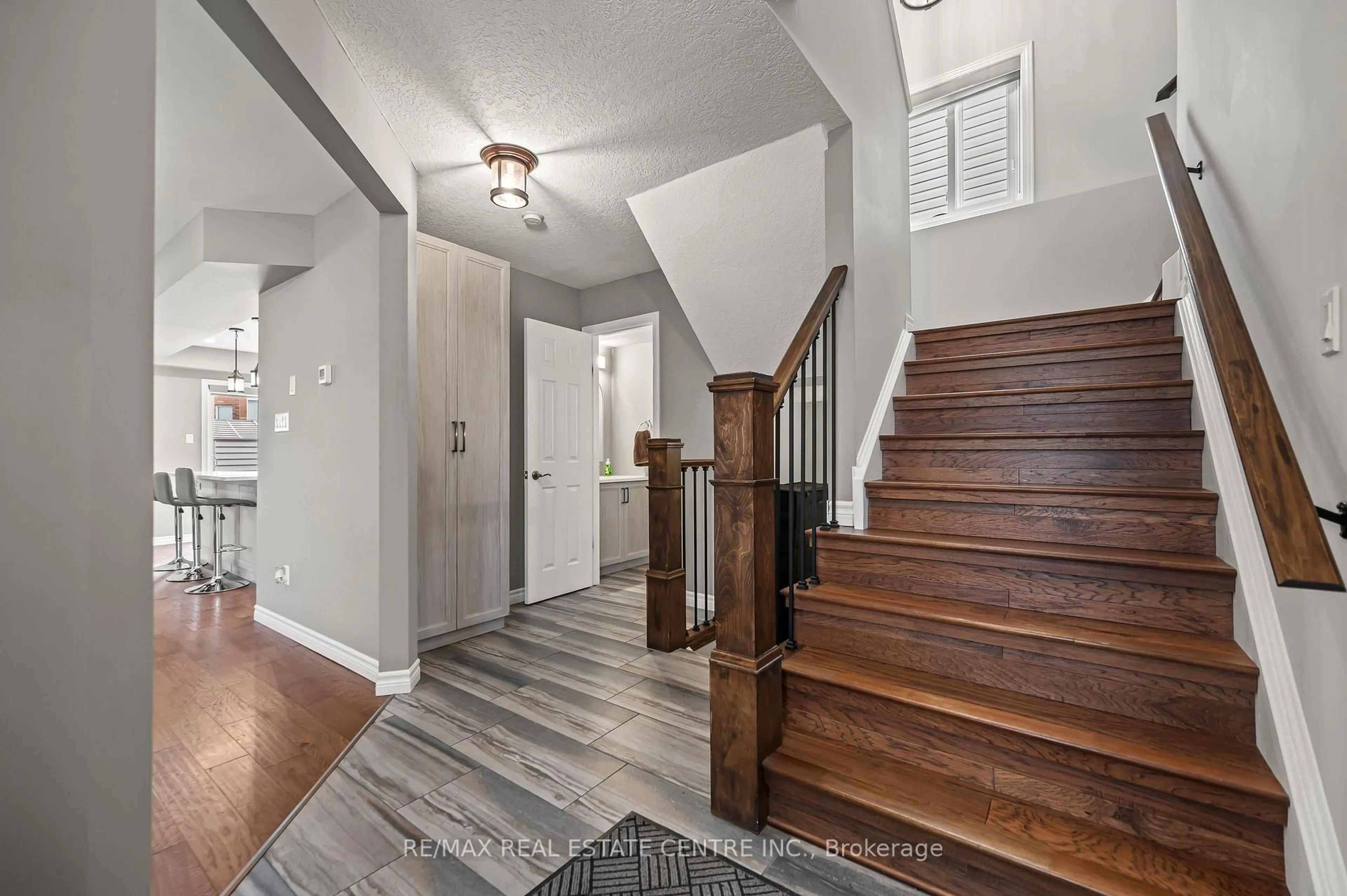 Indoor entryway for 55 LILYWOOD Dr, Cambridge Ontario N1P 1G9